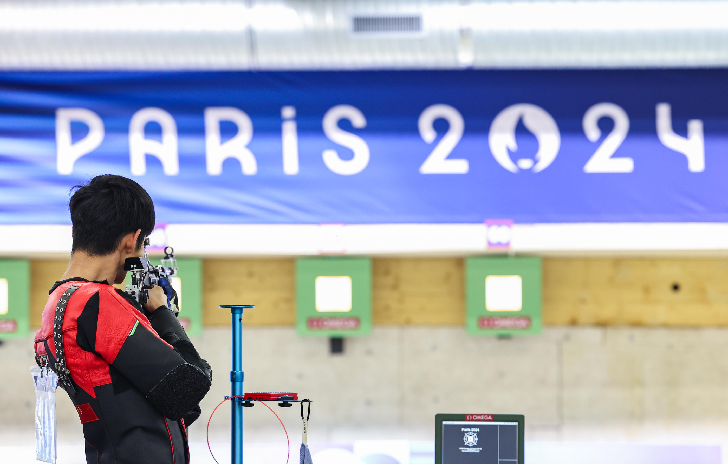 Le jeune tireur à la carabine chinois, Sheng Lihao s'entraînant sur le site de Châteauroux (Indre). Icon Sport/Xinhua/Zhang Fan