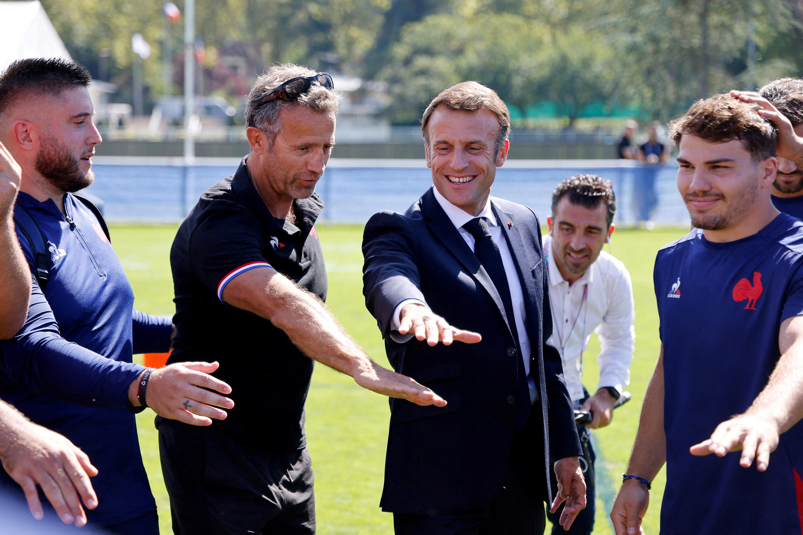 Emmanuel Macron tout sourire lundi 4 septembre au camp de base des Bleus, à Rueil-Malmaison. Reuters/Ludovic Marin