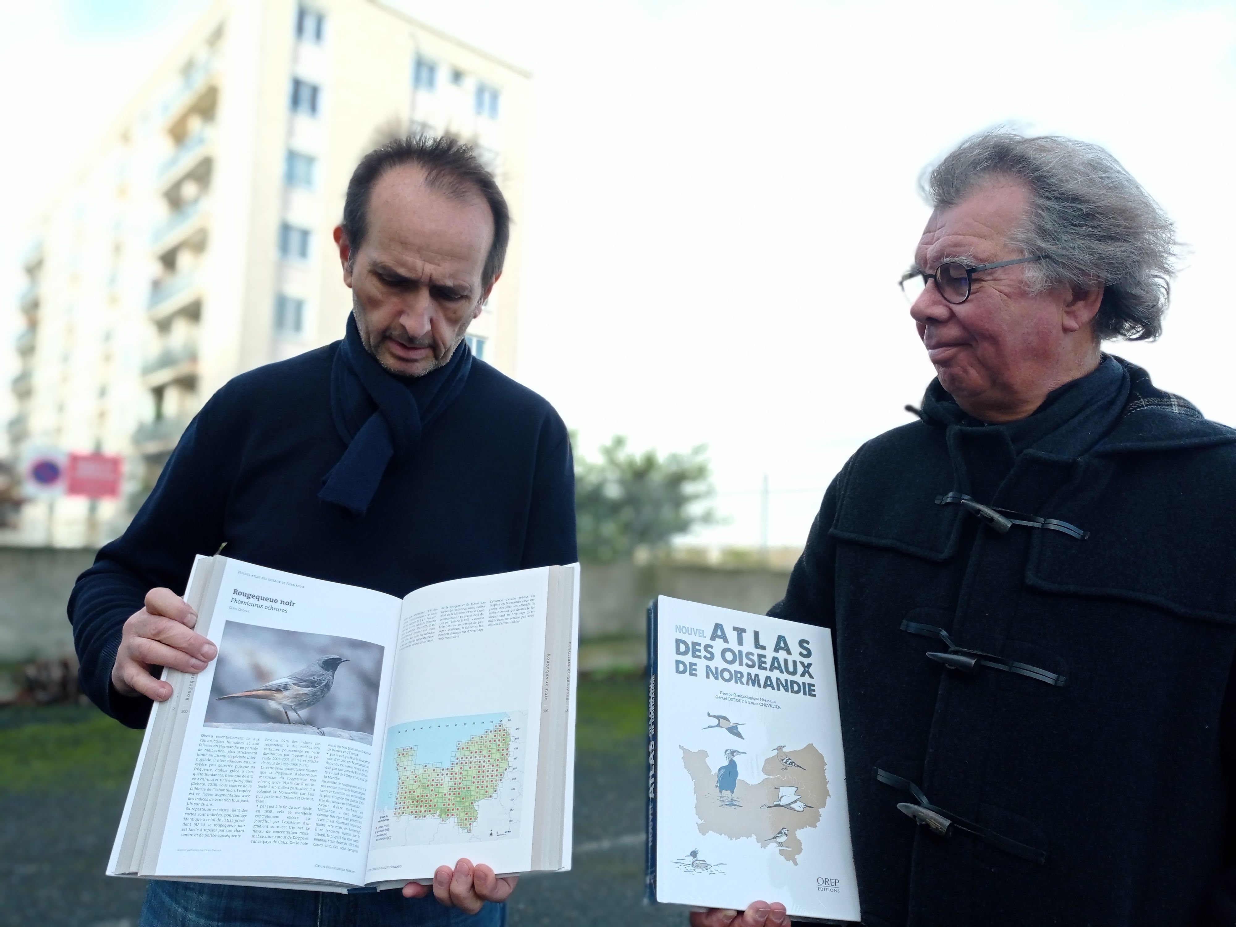 Gérard Debout, président du Groupe ornithologique normand, et Jean-Marc Savigny, observateur pour l'Atlas sur le secteur de Bayeux. LP/Lou Garçon