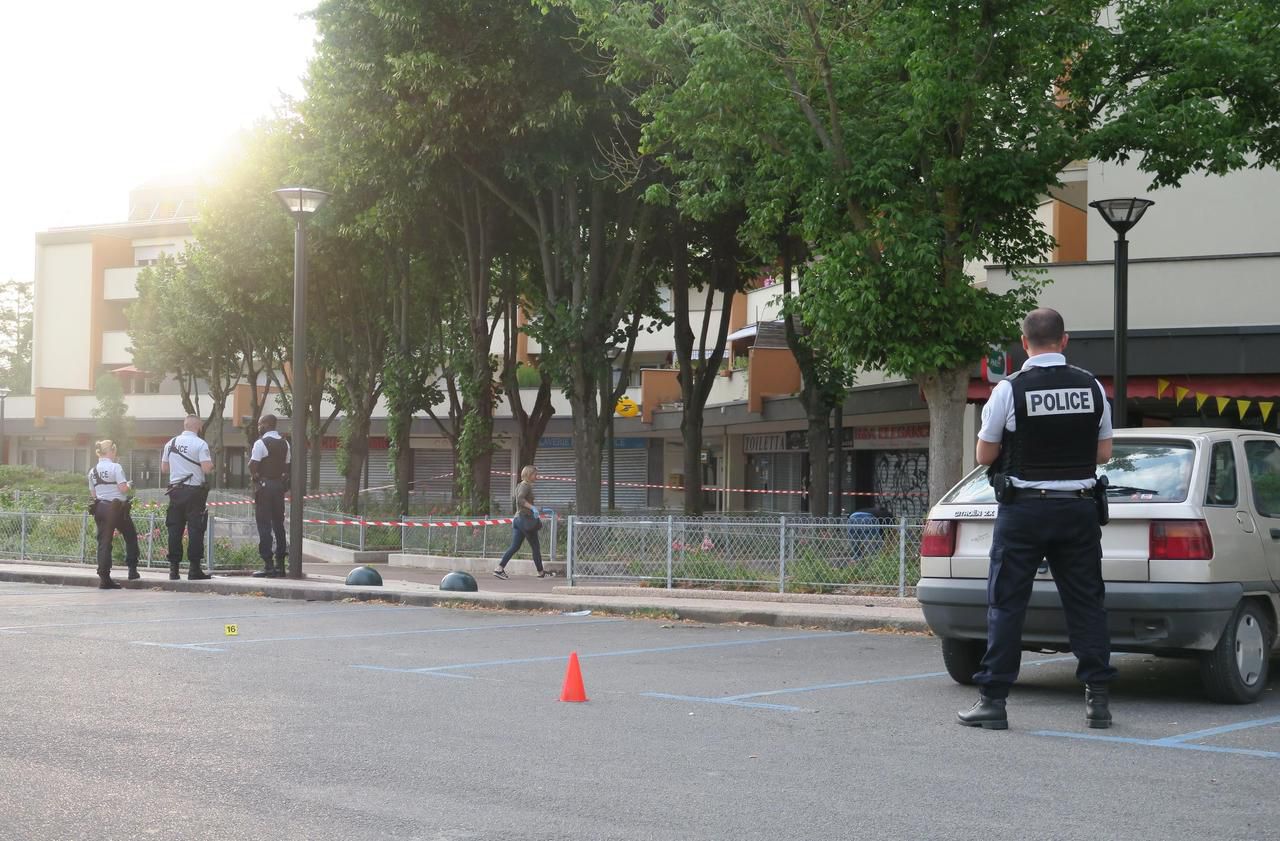 <b></b> Montgeron, ce mercredi soir. Deux personnes ont été blessées dans le centre commercial de La Forêt pour une raison encore indéterminée.