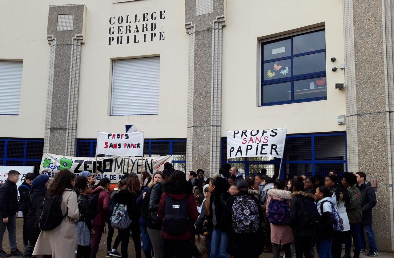<b></b> Cergy, mercredi 11 mars 2020. Blocage à l’entrée du collège Gérard-Philipe par les parents d’élèves pour dénoncer le manque de budget de l’établissement.