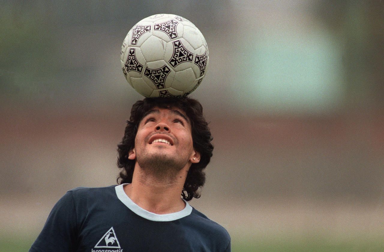 Le trophée Adidas Golden Ball de Diego Maradona, qu’il a obtenu après la Coupe du monde de 1986, reprend les motifs du ballon « Azteca » de la marque Adidas, utilisé pendant ce Mondial. AFP