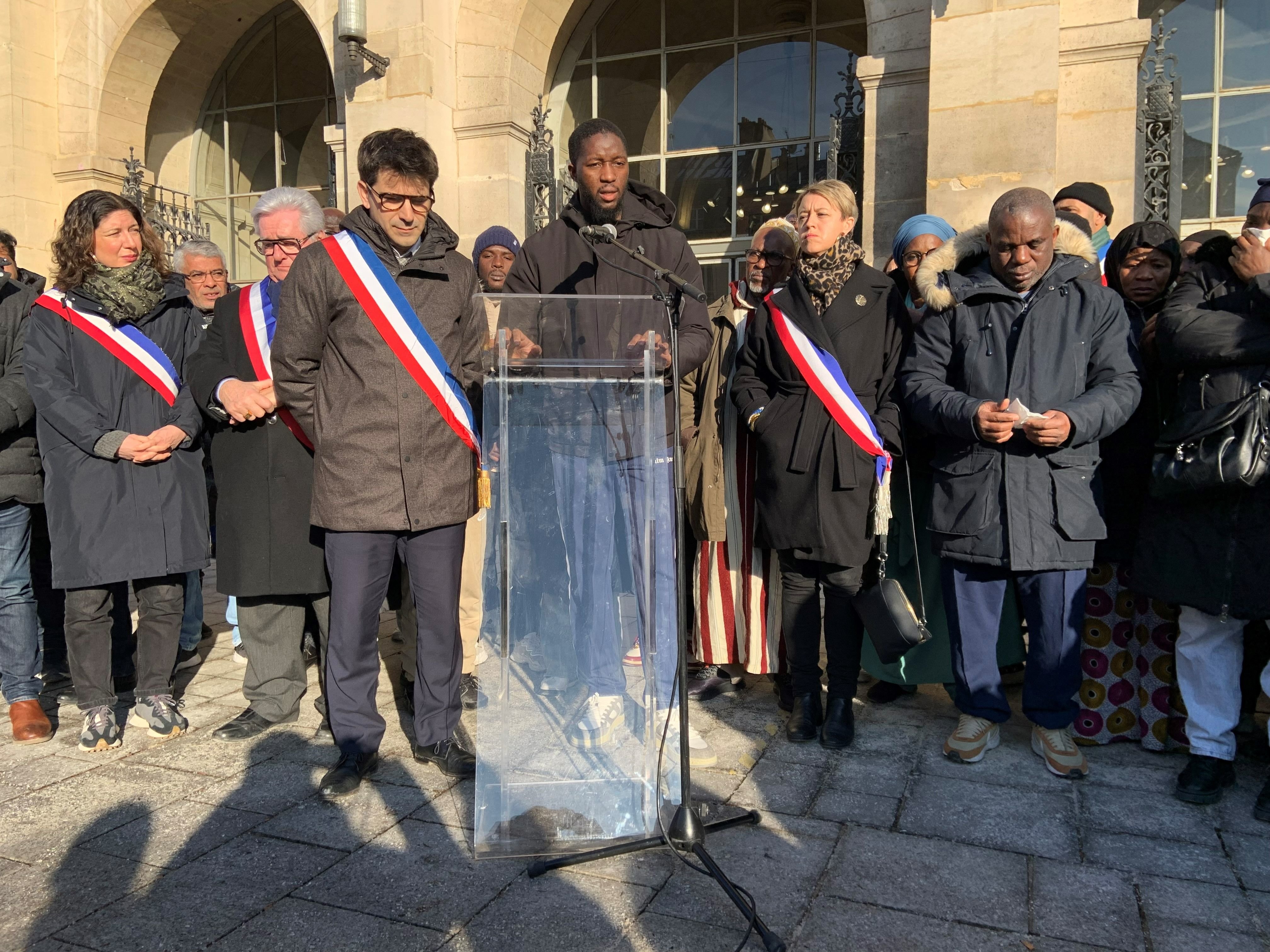 Mory, le grand-frère de Sedan, adolescent tué au couteau mercredi, a lancé un appel au calme samedi devant la mairie de Saint-Denis. LP/Caroline Piquet
