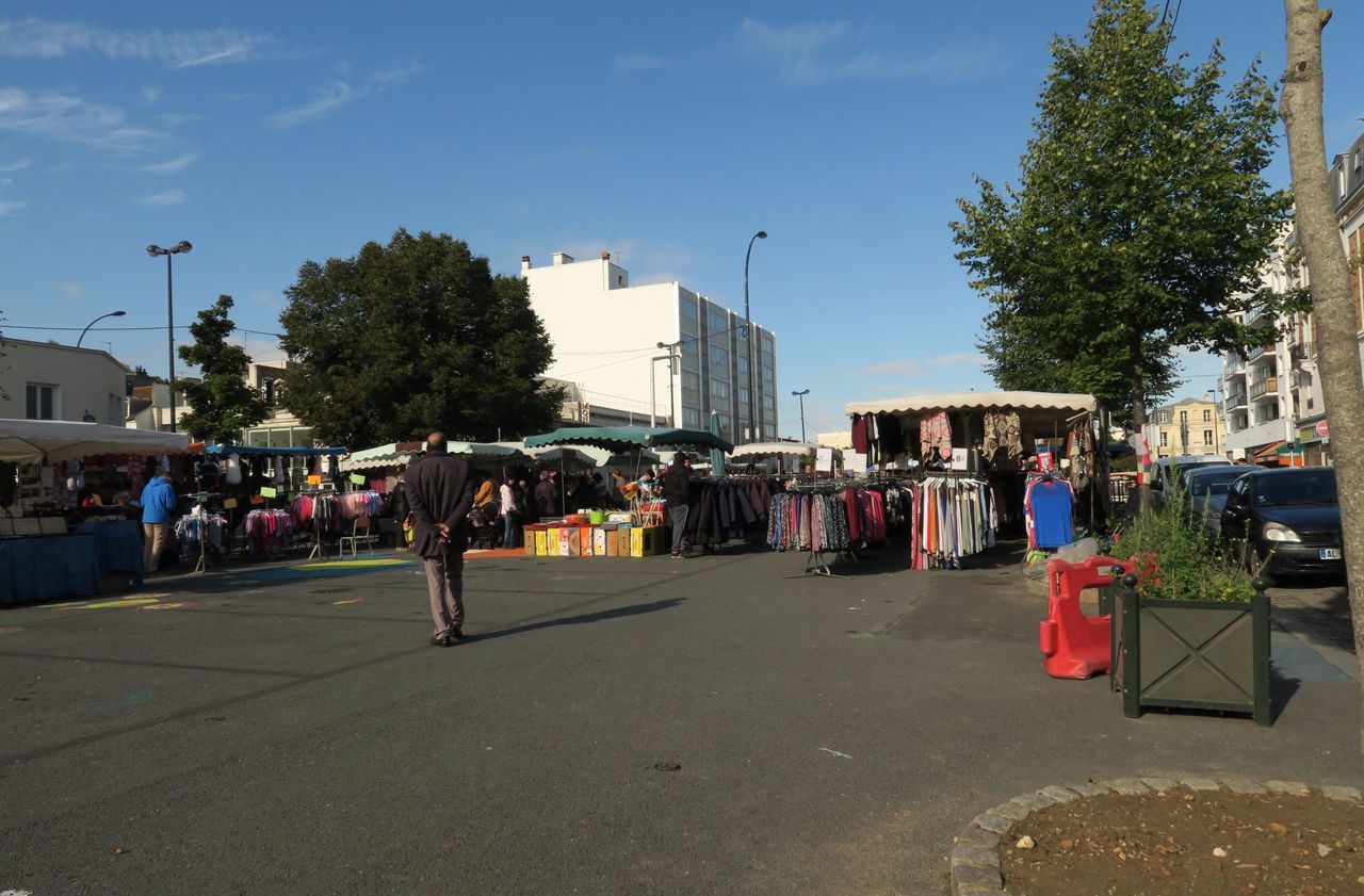 <b></b> La suppression de places de stationnement, place Lénine, rend furieux les commerçants du centre-ville de Champigny. 