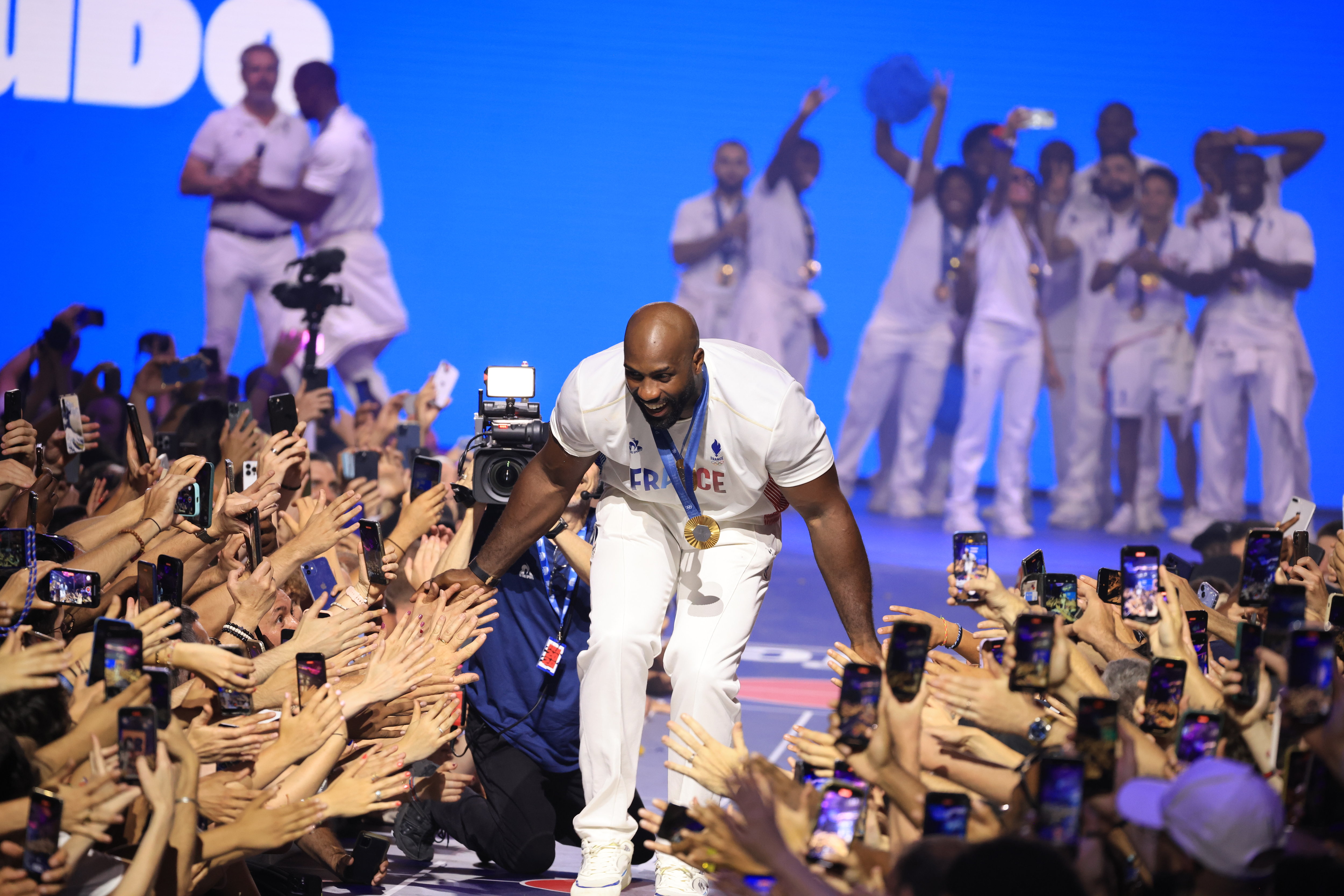 Teddy Riner et toute l'équipe de France de judo ont reçu un accueil de rock star samedi soir au Club France. LP/Olivier Arandel