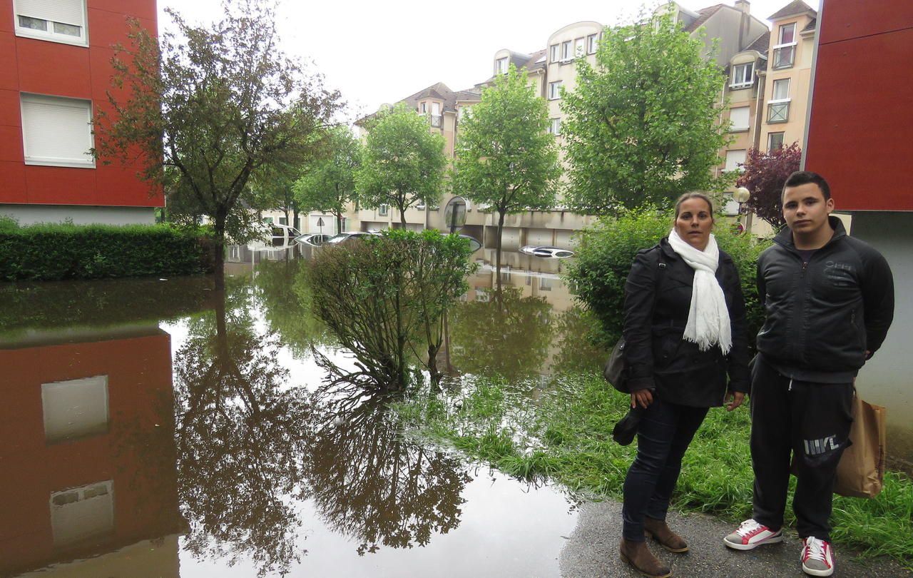 <b>Rambouillet, ce mercredi.</b> Mélanie, ici avec son fils Yohan, vit au pied du square totalement inondé du quartier du Groussay. « Personne ne nous tient informé », se désole cette mère de famille. 