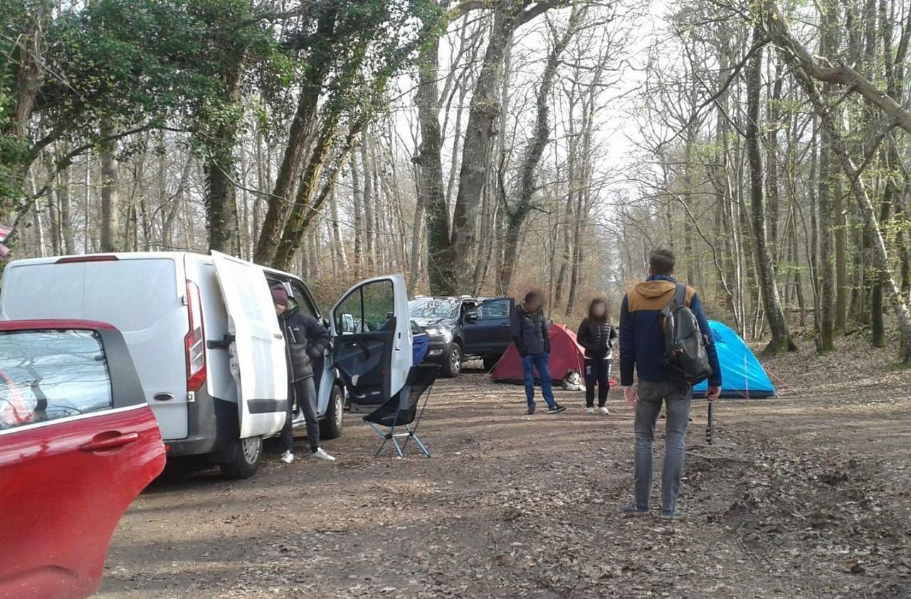<b></b> Achères-la-Forêt. Faisant fi des consignes de confinement, cinq jeunes se sont installés dans la forêt pour camper et faire de l’escalade. Ils ont tous écopé d’une amende de 135 euros.