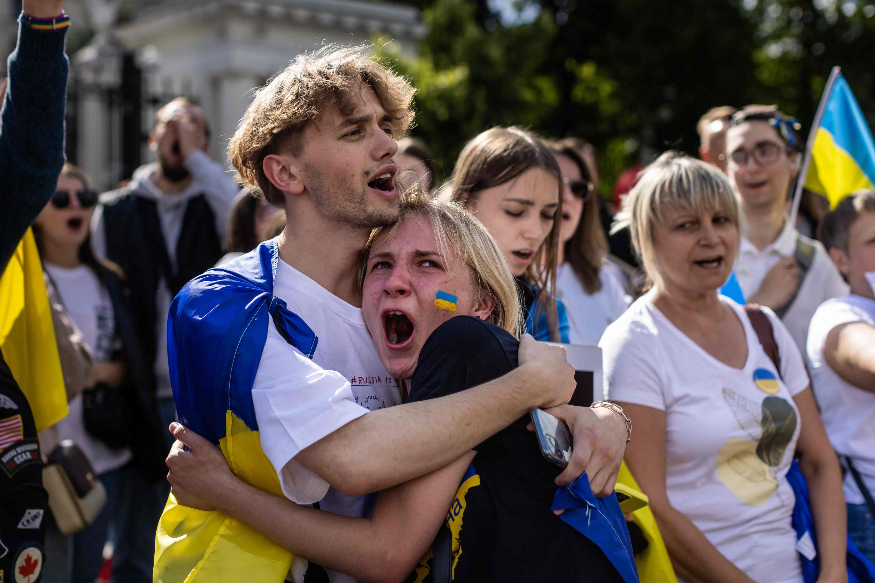 Des manifestants protestent contre l'invasion russe en Ukraine devant l'ambassade de Russie à Varsovie en Pologne, le 17 juillet. AFP/Wojtek Radwanski