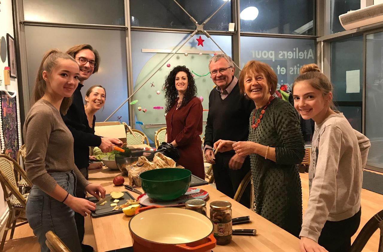 <b></b> Chelles, mardi 24 décembre 2019 : Agathe, Alexandre et Eugénie (à gauche), Mélodie, Daniel, Chantal et Eugénie (à droite) partagent un repas de Noël pour la première fois.