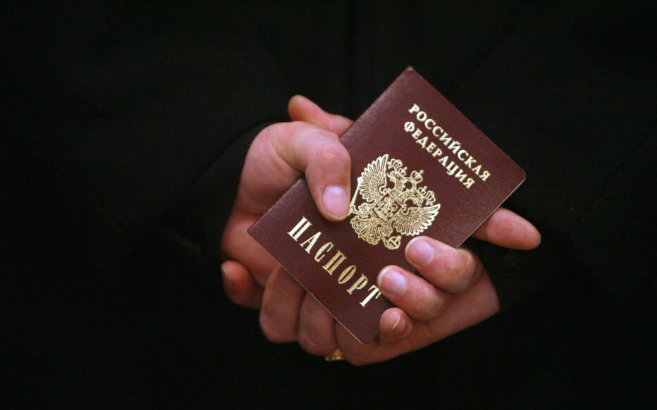 Les services de sécurité russes confisquent les passeports de hauts fonctionnaires et de dirigeants d’entreprises publiques pour les empêcher de voyager à l’étranger. AFP/ Sergei Supinsky
