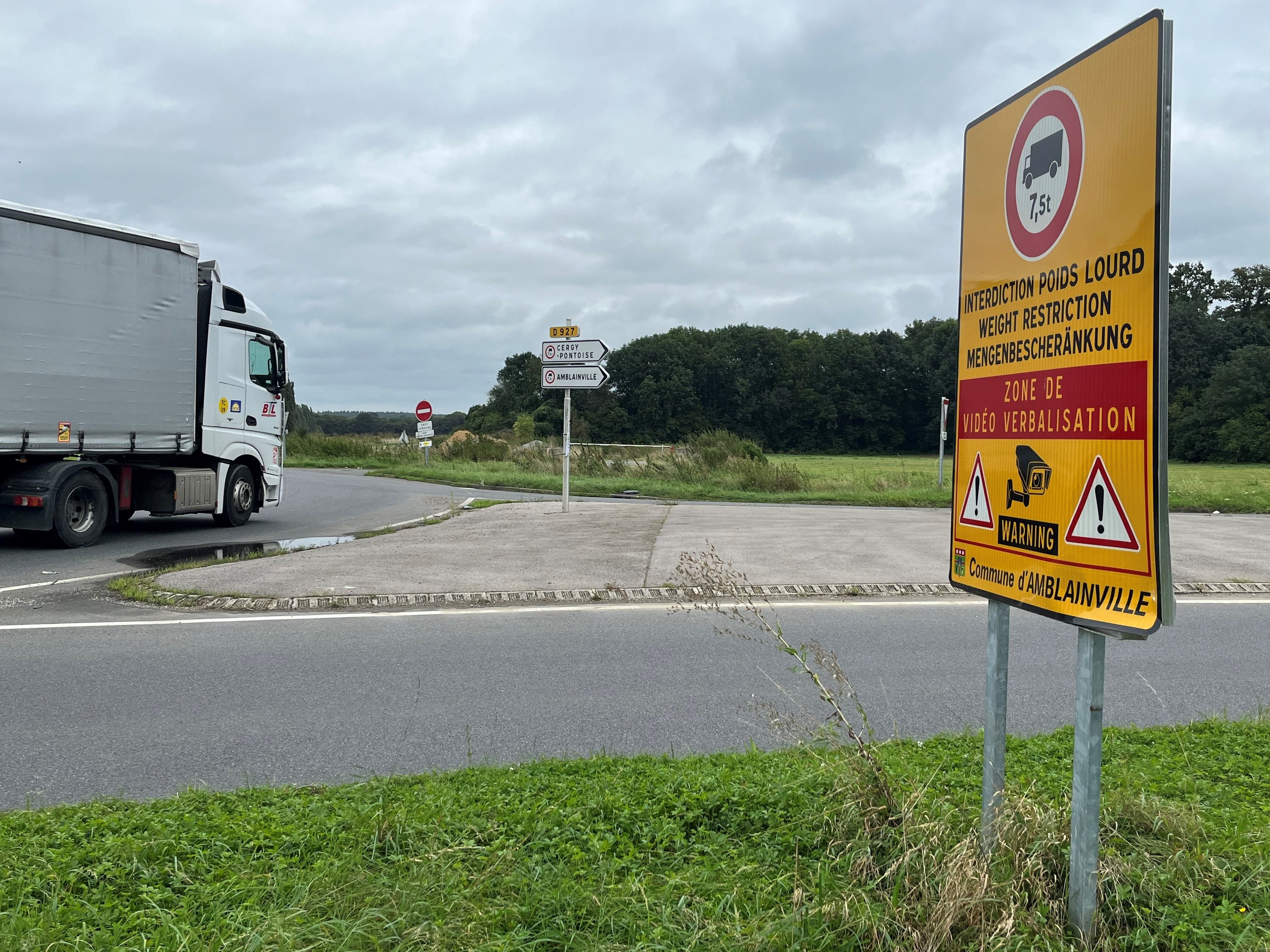 Amblainville, le 10 septembre. Depuis le mois de janvier, la traversée de la commune est interdite aux poids lourds de plus de 3,5 tonnes. Un système de vidéoverbalisation a été mis en place. LP/Patrick Caffin