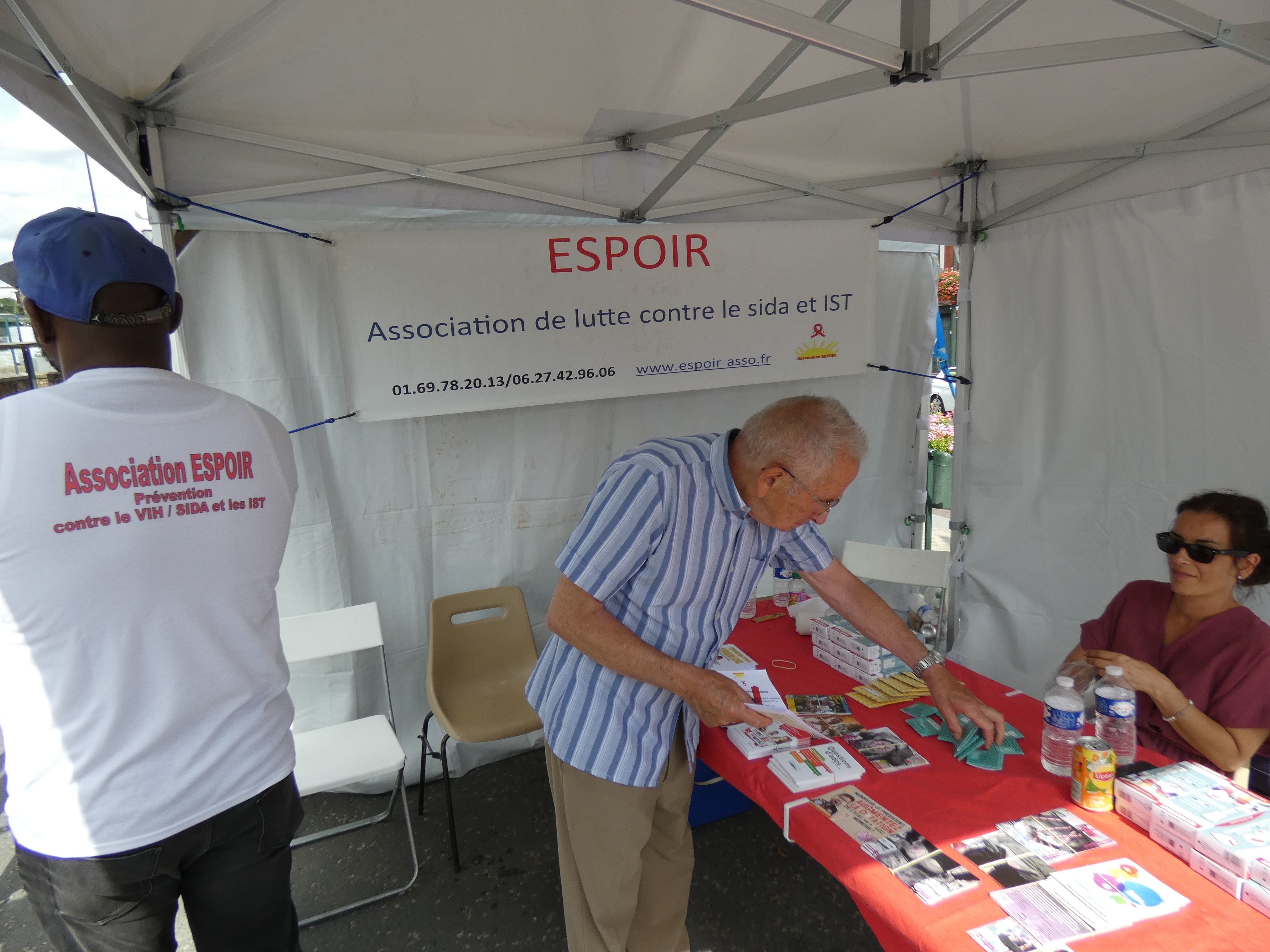 Etampes, le 25 juillet. L'association Espoir organise régulièrement des dépistages gratuits et anonymes de VIH et hépatite B et C comme ici devant la gare d'Etampes. LP/Cécile Chevallier