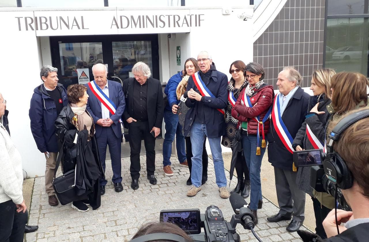 Patrice Leclerc (ici au centre en octobre 2019), le maire (PCF) de Gennevilliers, a de nouveau rendez-vous devant le tribunal administratif de Cergy-Pontoise pour défendre son arrêté anti-pesticides du 3 mars. LP/Olivier Bureau