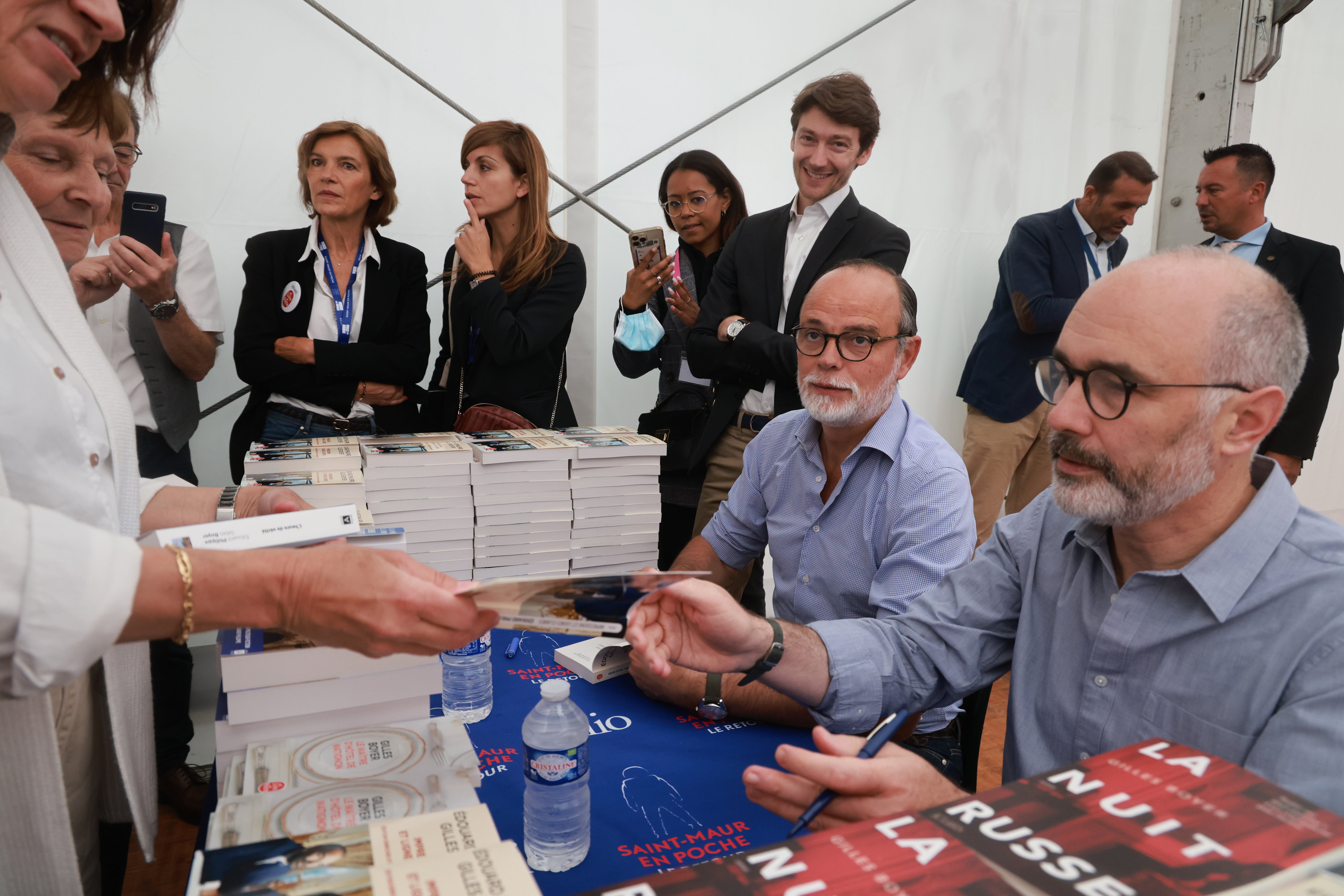 Edouard Philippe et Gilles Boyer signant ensemble leur dernier livre, "La nuit russe", au festival du livre de poche de Saint Maur, en juin dernier. LP/Philippe Lavieille