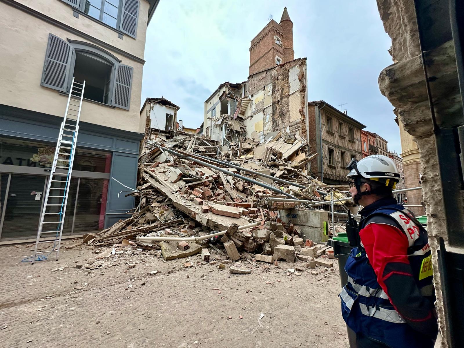 Les immeubles en péril dans le centre historique de Toulouse (ici l'immeuble effondré rue Saint-Rome) sont nombreux. Une étude de 2012 pointe 4 000 logements dégradés, soit 789 immeubles dont 80% se trouvent dans l’hypercentre. Facebook/Sapeurs-Pompiers 31