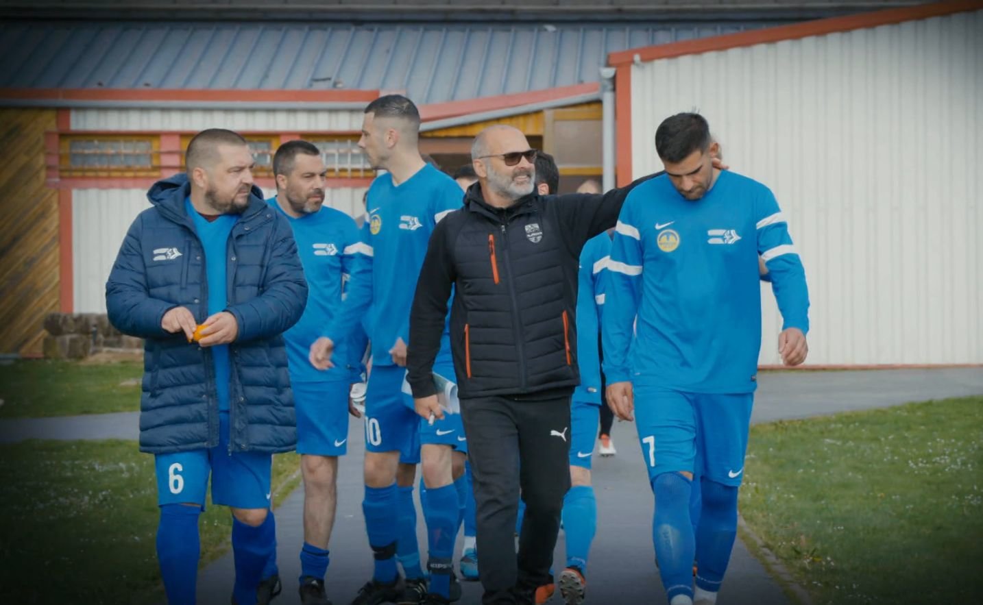 Fontenay-le-Vicomte (Essonne), mai 2024. Pascal Dupraz (avec les lunettes) a entraîné les footballeurs amateurs d'un club réputé pour être l'un des moins performants d'Île-de-France. Jocelyn Hapdey