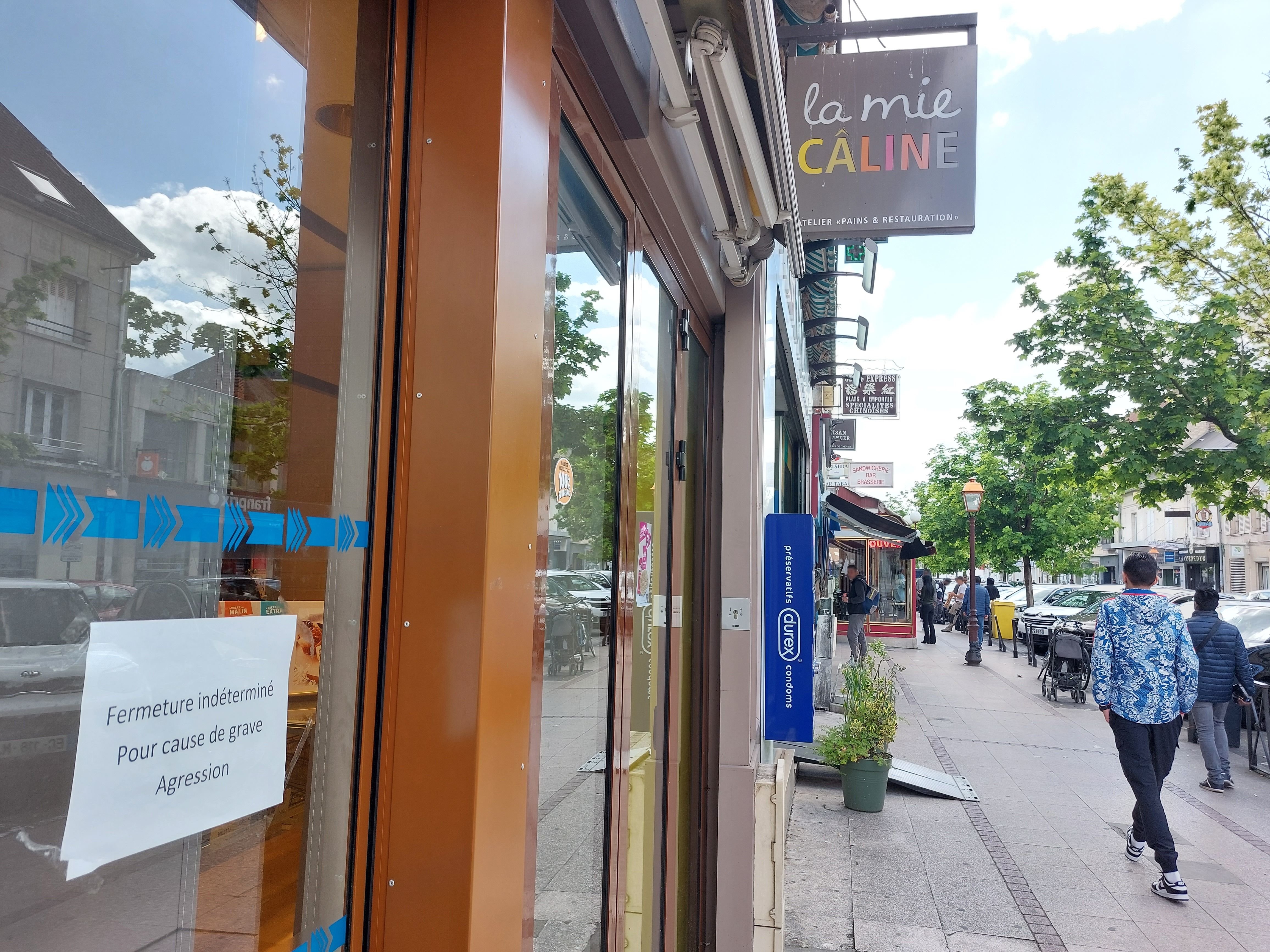 Le gérant de la boulangerie la Mie câline, située avenue Jules-Uhry, une des artères principales de Creil (Oise), a fermé sa boutique à la suite d'une violente agression dont il a été victime. LP/Simon Gourru