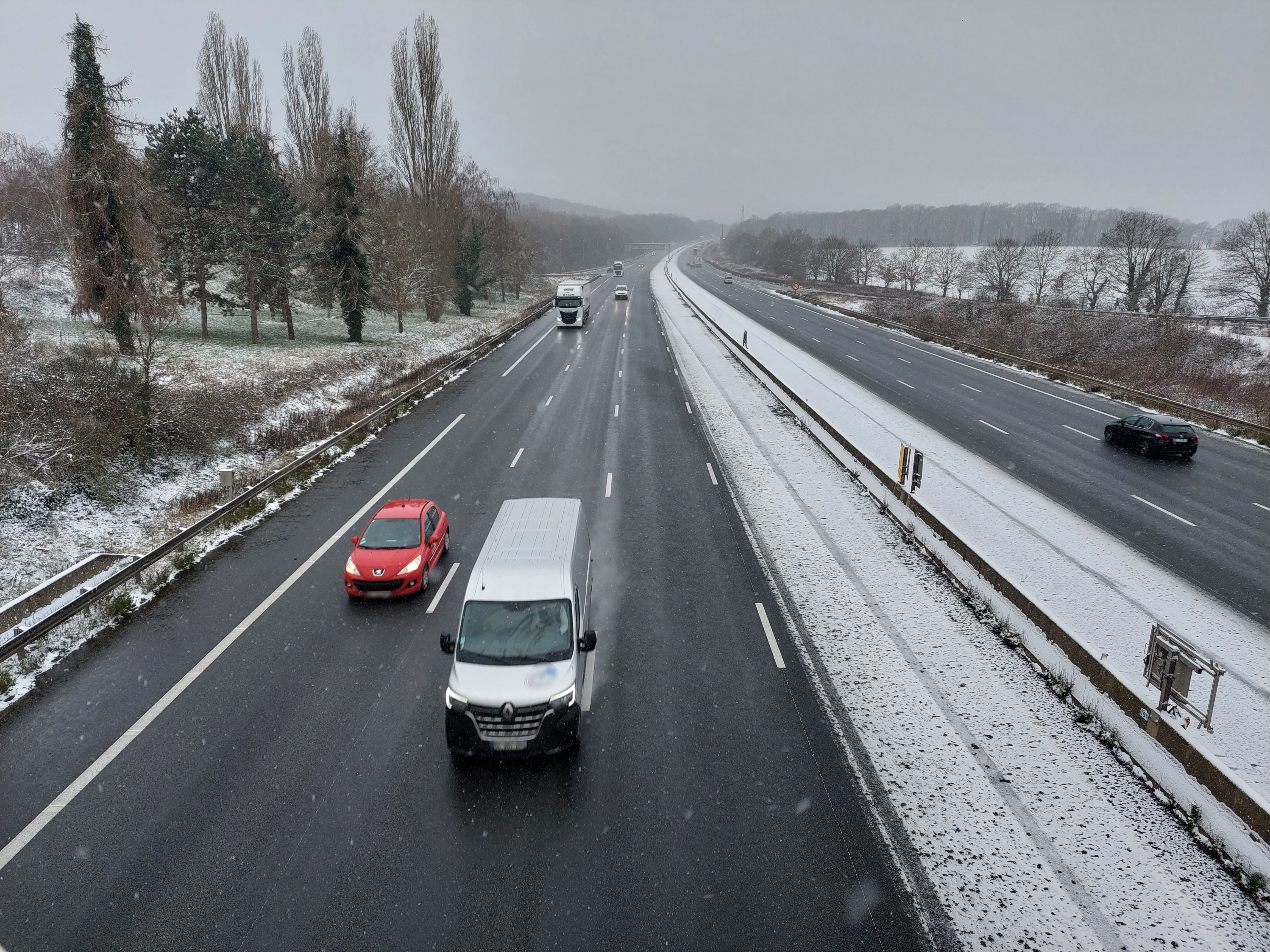 Longvilliers, mardi 9 janvier 2024. L'autoroute A 10 avait retrouvé une circulation normale en milieu de matinée, après une nuit marquée par plusieurs accidents. LP/ F.G.