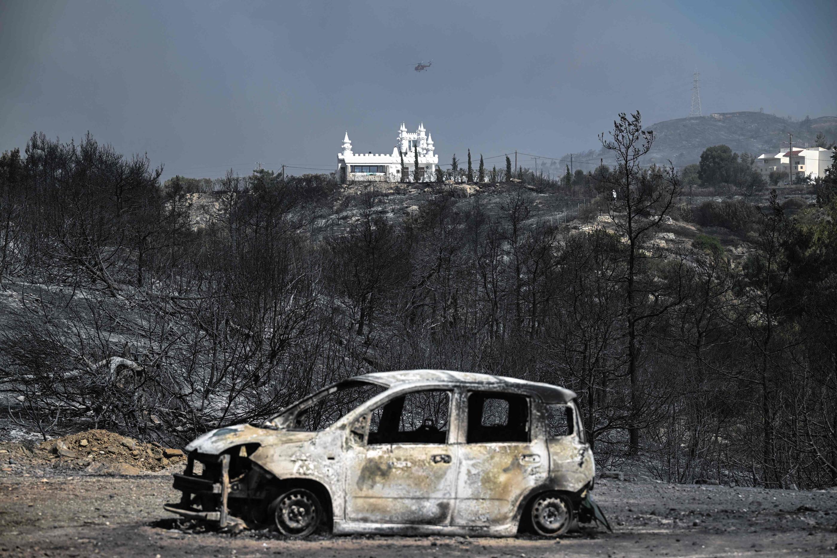 Près de Kiotari (Grèce), le 23 juillet. El Niño s'inscrit dans un contexte de dérèglement climatique avec des phénomènes extrêmes qui se multiplient, comme les incendies massifs. AFP/Spyros Bakalis