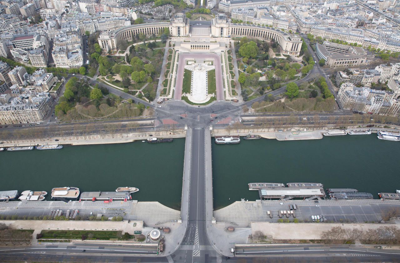 La Ville de Paris envisage de rendre aux piétons toute une partie du pont d'Iéna et du Trocadéro, vus ici depuis la tour Eiffel. LP/Matthieu de Martignac