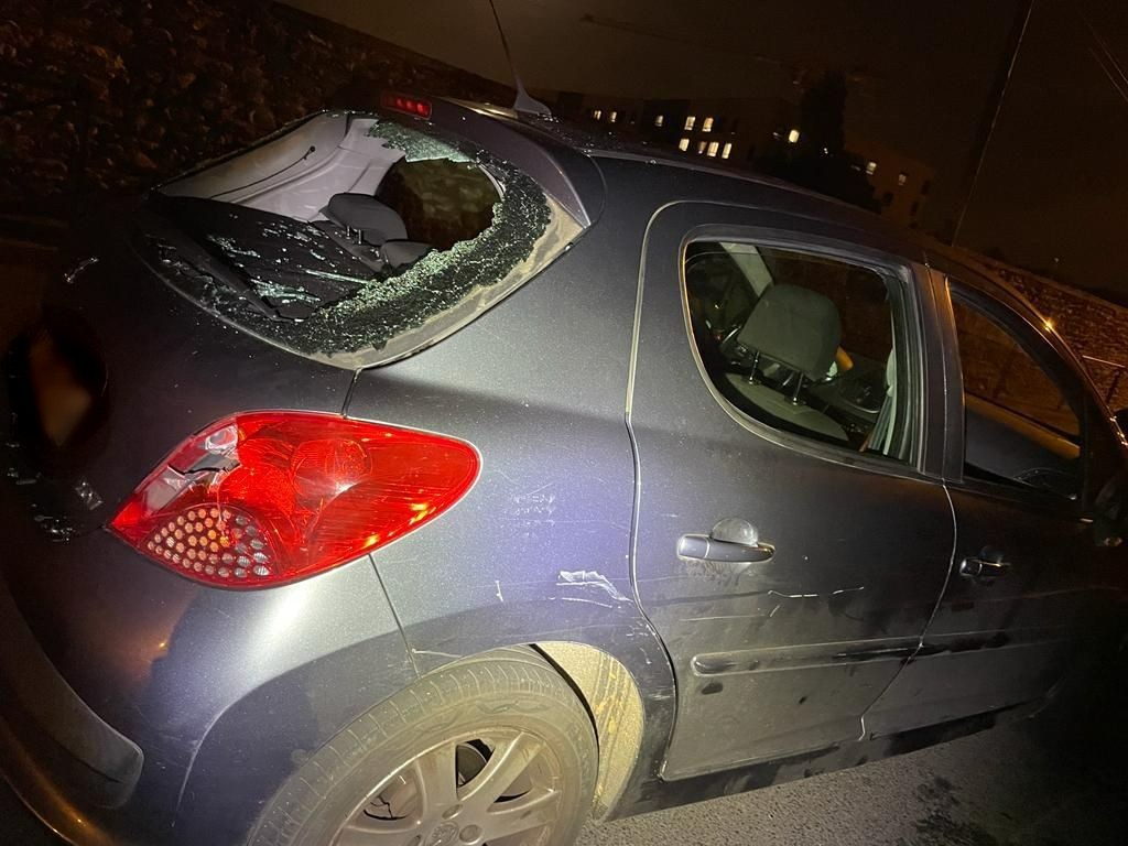 Villiers-sur-Marne, dimanche soir. Les voleurs ont brisé plusieurs vitres d'une voiture pour s'emparer de mortiers que le conducteur espérait vendre. DR