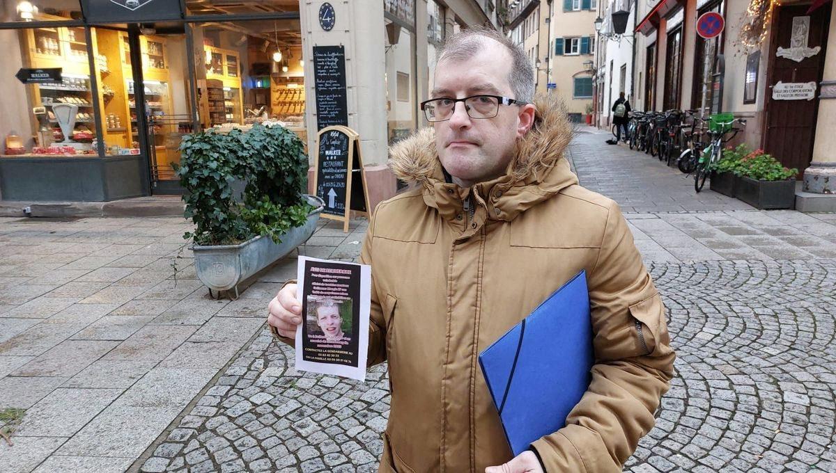 Pendant un an et demi, Xavier Mongin, ici à Strasbourg, le 3 janvier, avait cherché partout son frère, distribuant des avis de recherche dans toute la région. PHOTOPQR Théo Boscher / Radio France
