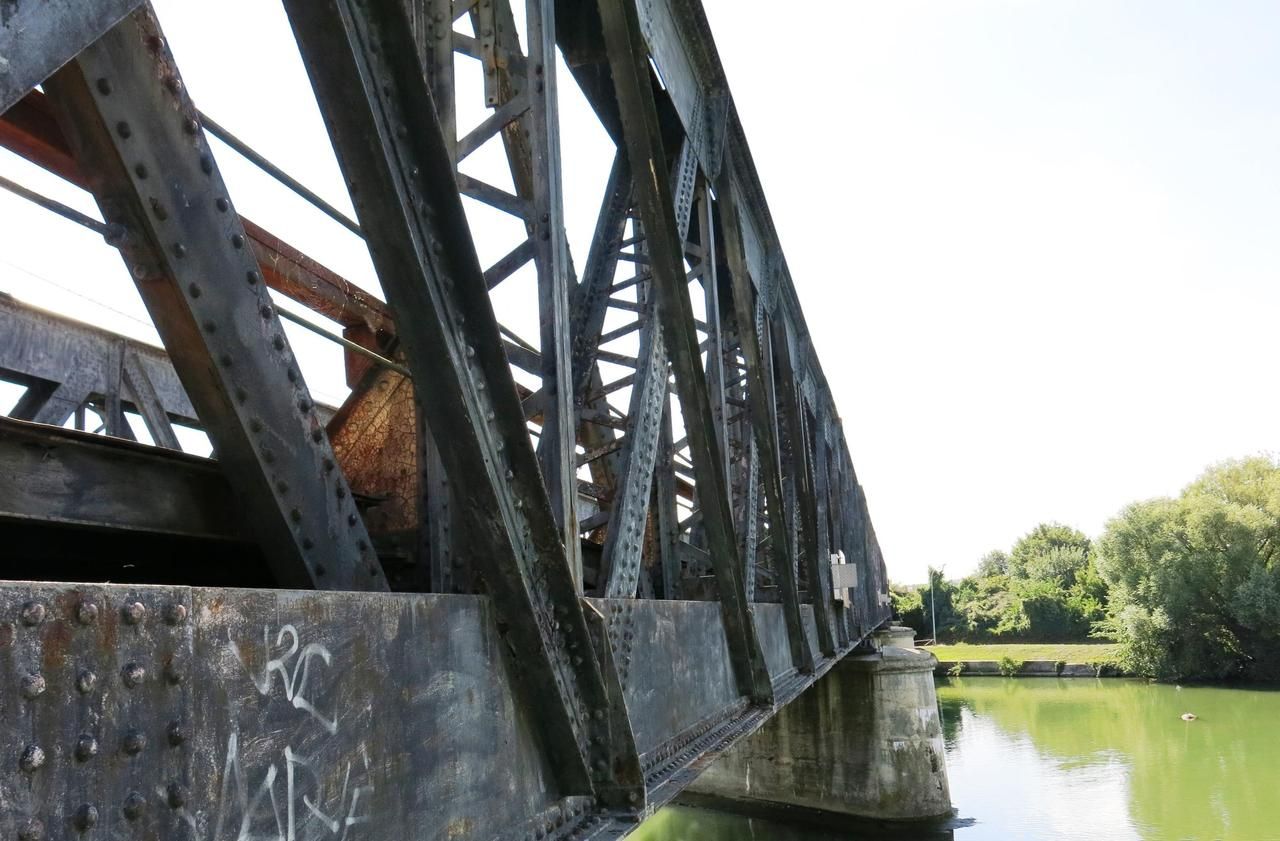 <b></b> Archives. C’est après une dispute sous cette passerelle entre Compiègne et Margny-lès-Compiègne que la victime serait tombée dans l’Oise.