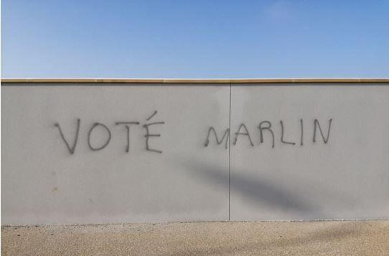 <b></b> Etampes, ce samedi. Un tag appelle à voter pour le candidat à la mairie Franck Marlin. Ce dernier a déposé plainte.