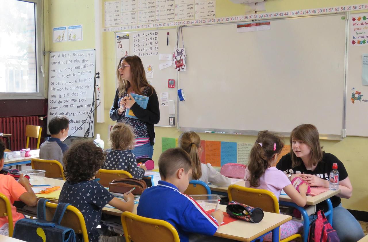 <b></b> Romainville, mardi 18 juin. Dans cette classe de l’école Henri-Barbusse, Kassandra (accroupie au premier rang) accompagne une élève en situation de handicap. 