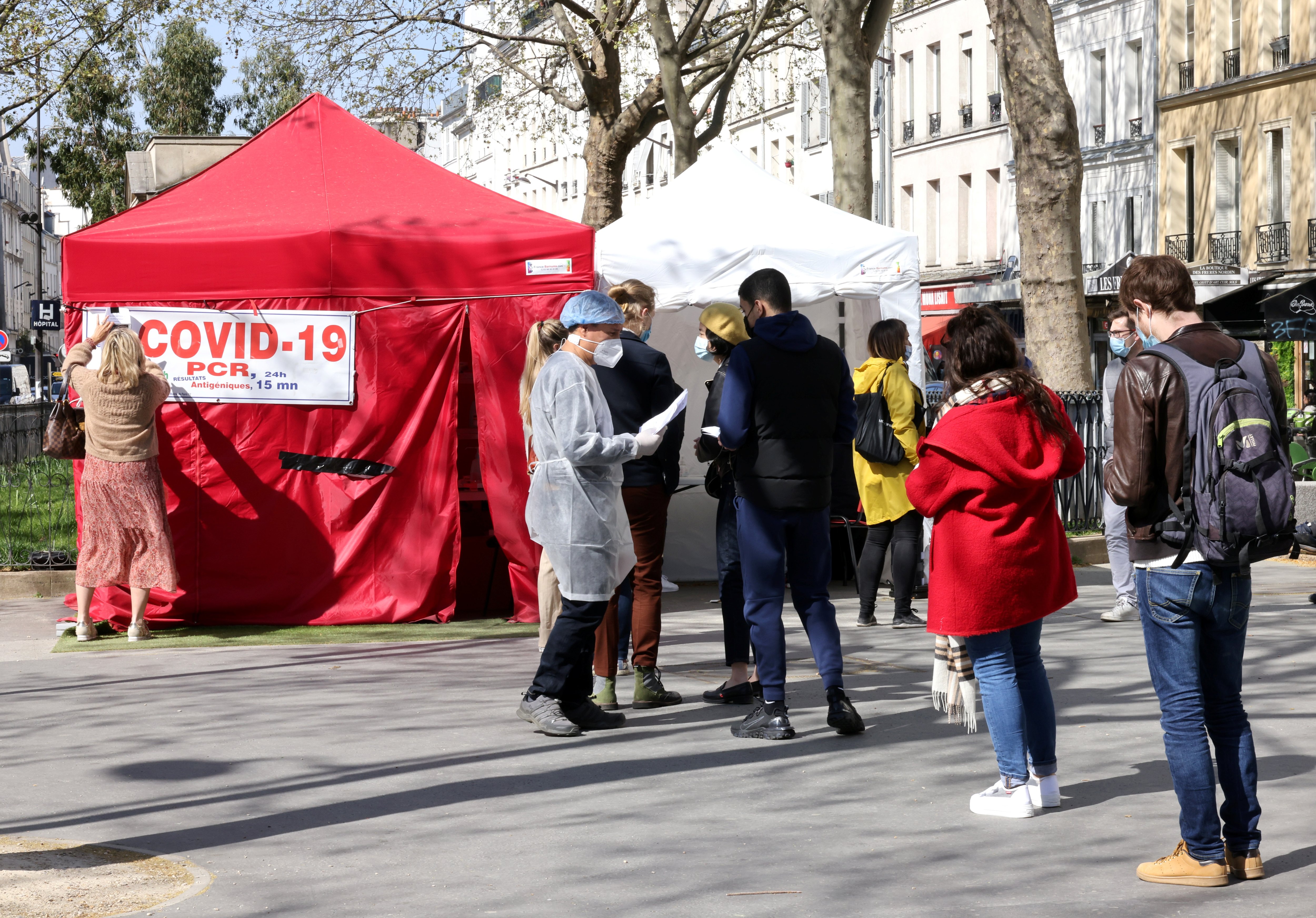 A Paris, des personnes font la queue pour un dépistage du Covid-19, début avril.