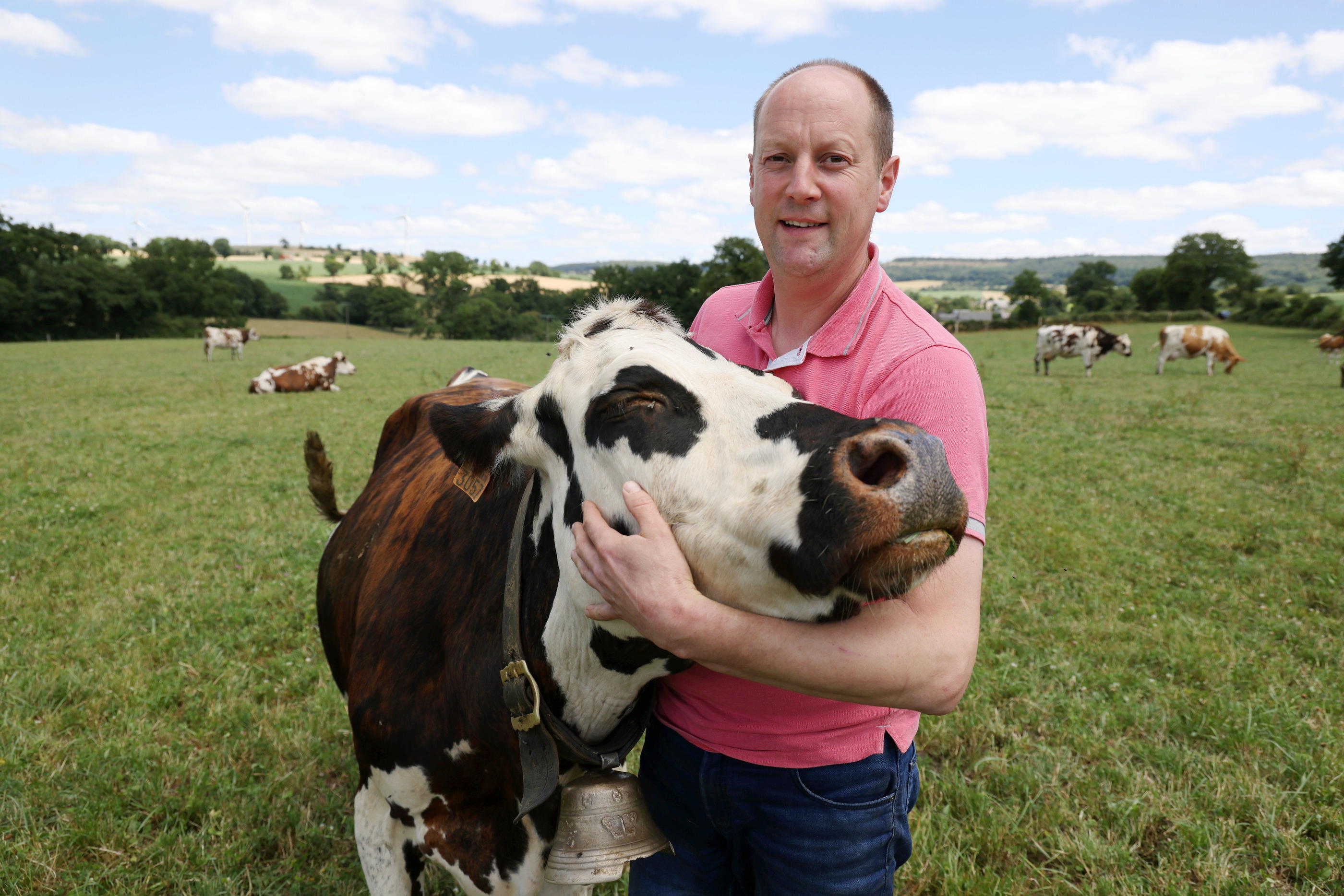 Pierre, à la tête d'une exploitation de vaches laitières à Villepail dans la Mayenne (ici le 28 juin), a longtemps rejeté son homosexualité avant de réussir à faire son coming out.  «J’ai commencé à vivre à 31 ans», confie-t-il.