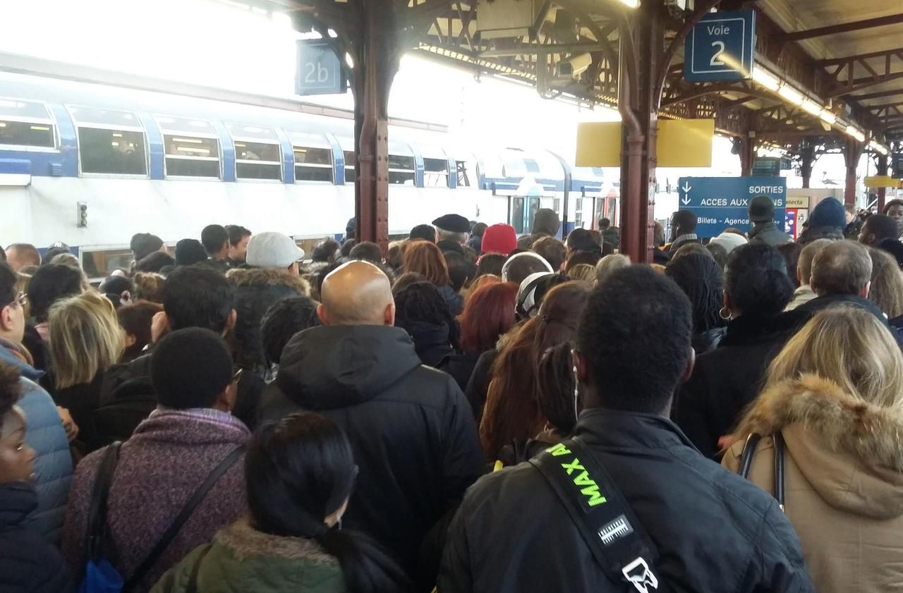 <b></b> Melun (Seine-et-Marne), le 3 avril 2018. Les usagers ont dû changer de quai, suite à l’annulation du RER D pour cause d’actes de malveillance. Un énorme bouchon s’est produit autour des deux escaliers. Certains usagers ont traversé les voies pour gagner du temps.