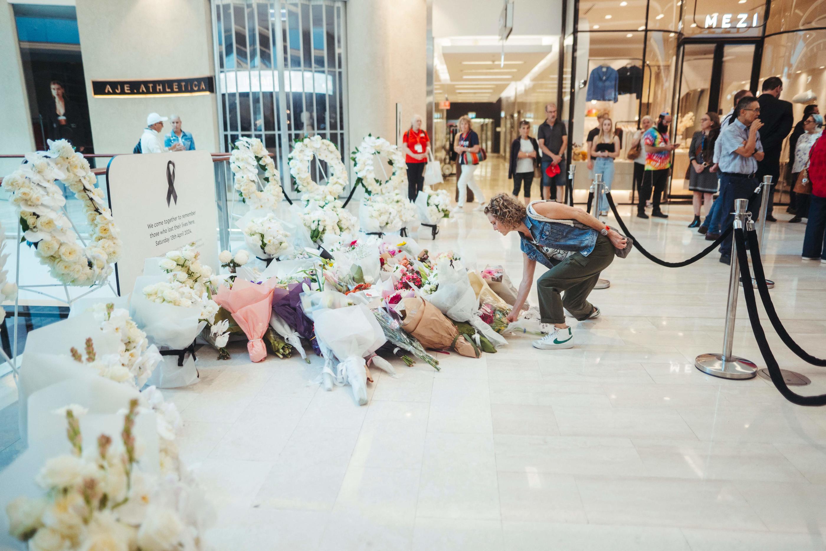 Tout au long de la semaine, de nombreuses personnes ont déposé des fleurs devant le vaste complexe commercial, généralement bondé de familles venues faire leurs courses. AFP / Dion Georgopoulos