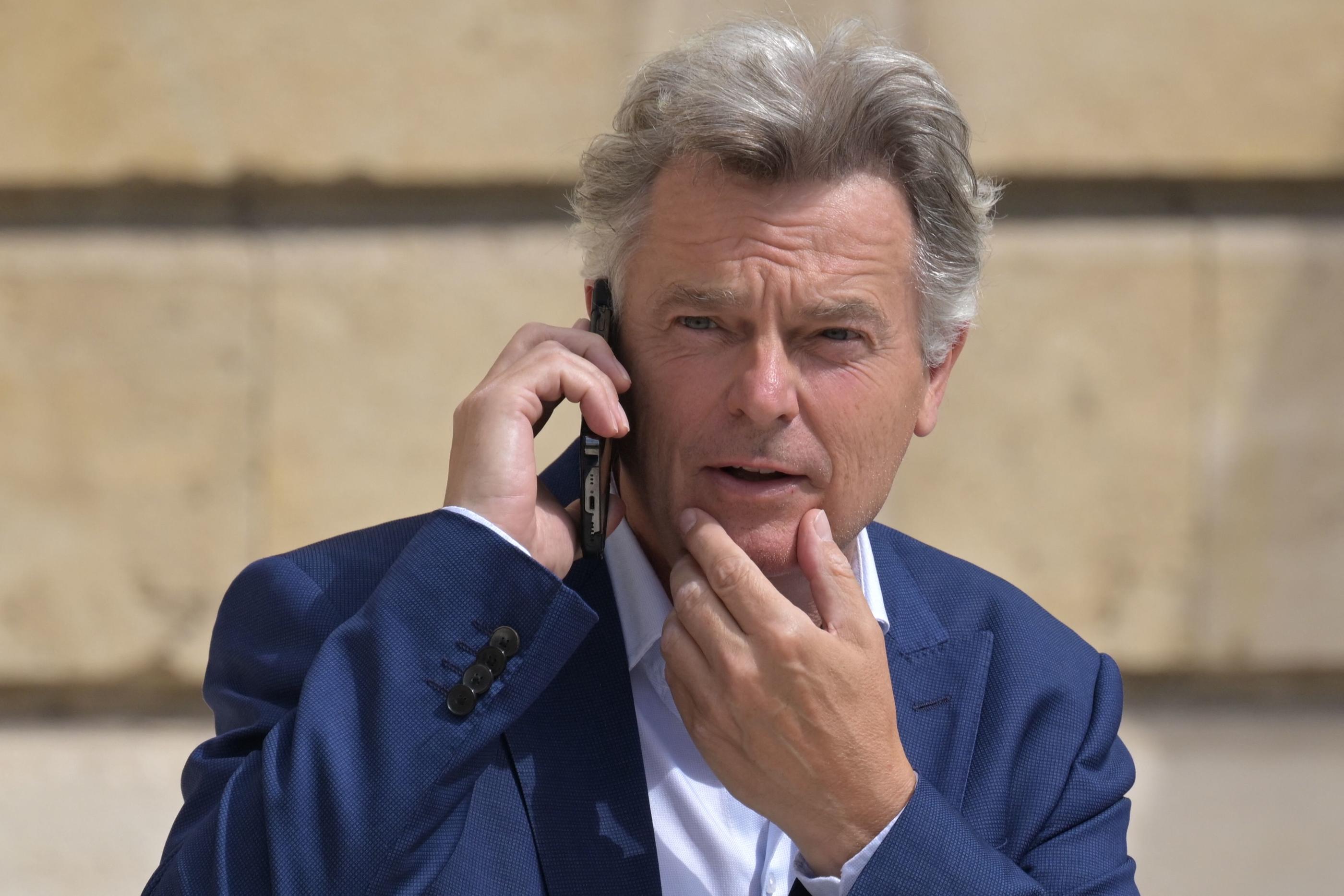 Malgré sa défaite aux législatives, Fabien Roussel n'a pas lâché son téléphone de l'été. Il rencontrera Michel Barnier le mardi 17 septembre. AFP/Bertrand Guay