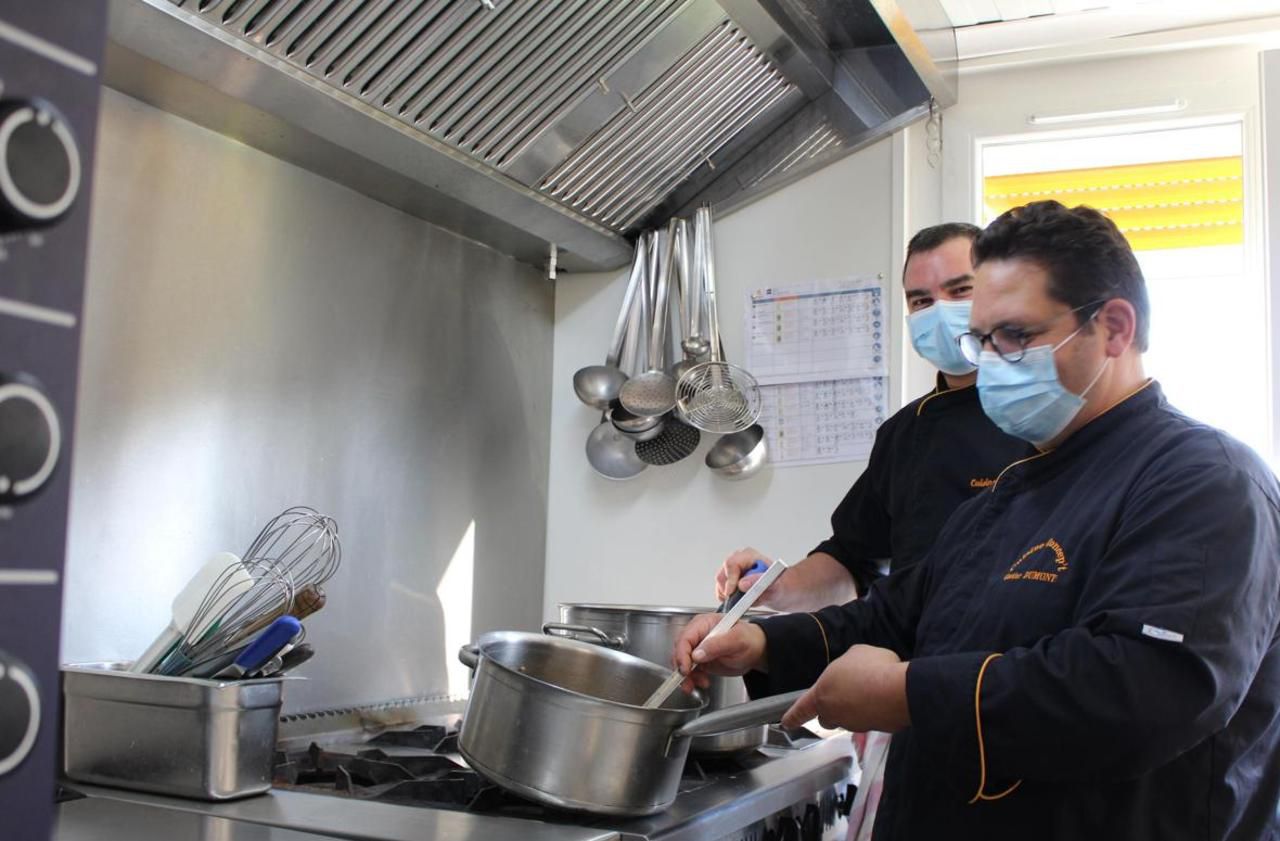 <b></b> Depuis la rentrée scolaire, Gautier Dumont et Patrick Southway, du restaurant Cuisine Concep’t, cuisinent pour les enfants scolarisés à Breteuil. 