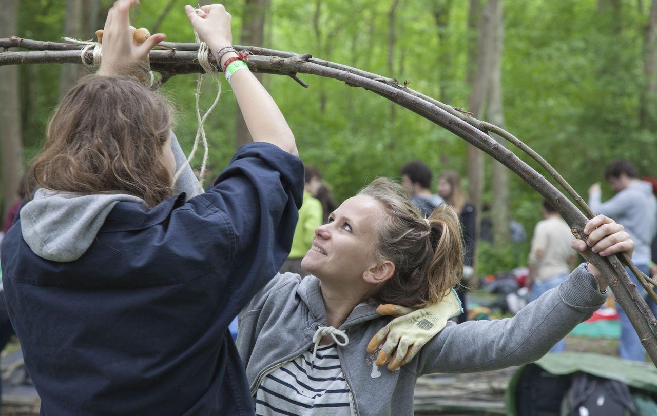 <b></b> Organisé dans le cadre du festival Cime City, l’événement rassemblera plusieurs équipes qui réaliseront leur habitat à l’aide de sangles, de filets, de cordes et de toiles de parapente. 