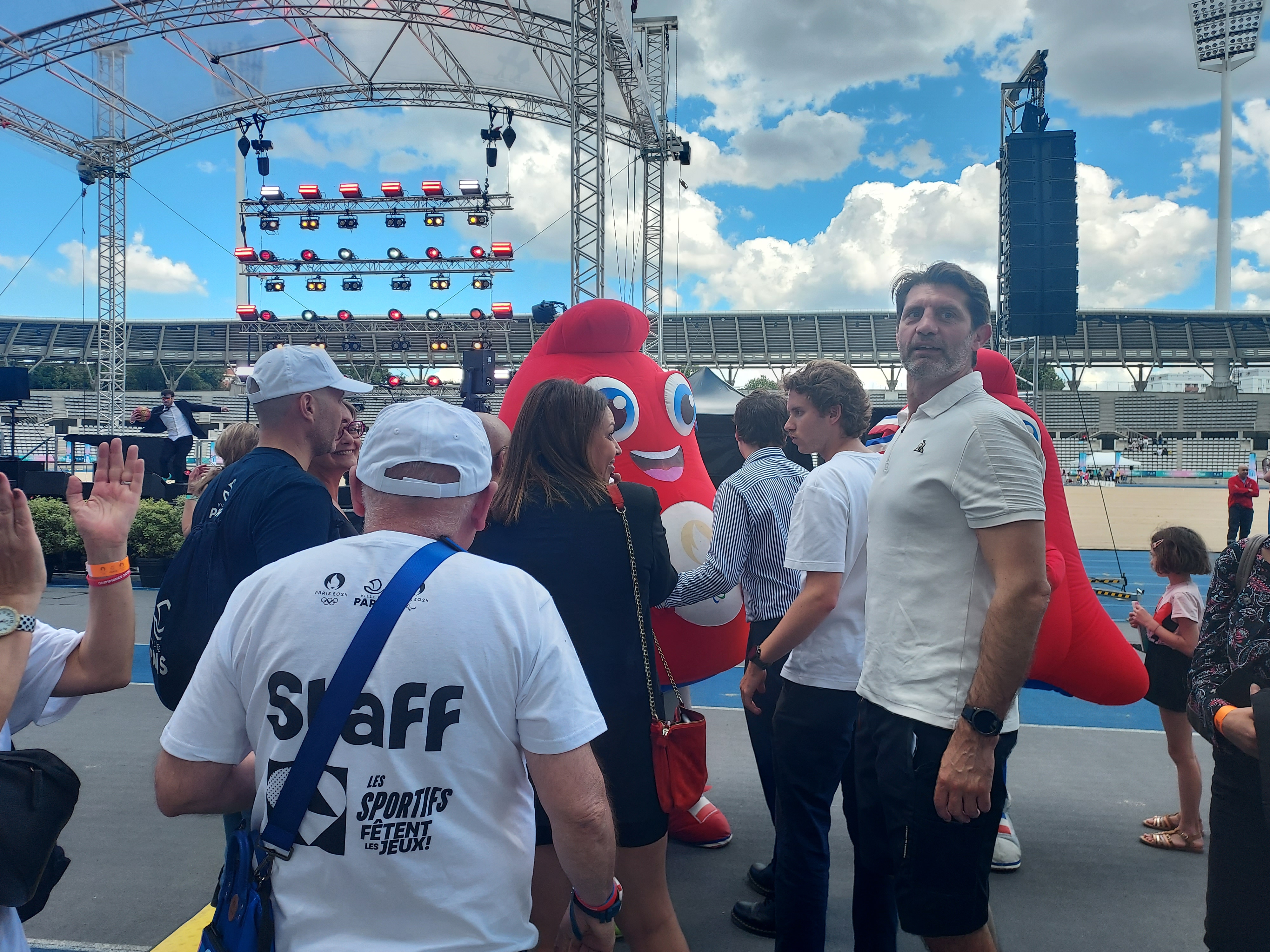 Pierre Rabandan est venu encourager les enfants aux Olympiades de Paris au stade Charlety (XIIIe)