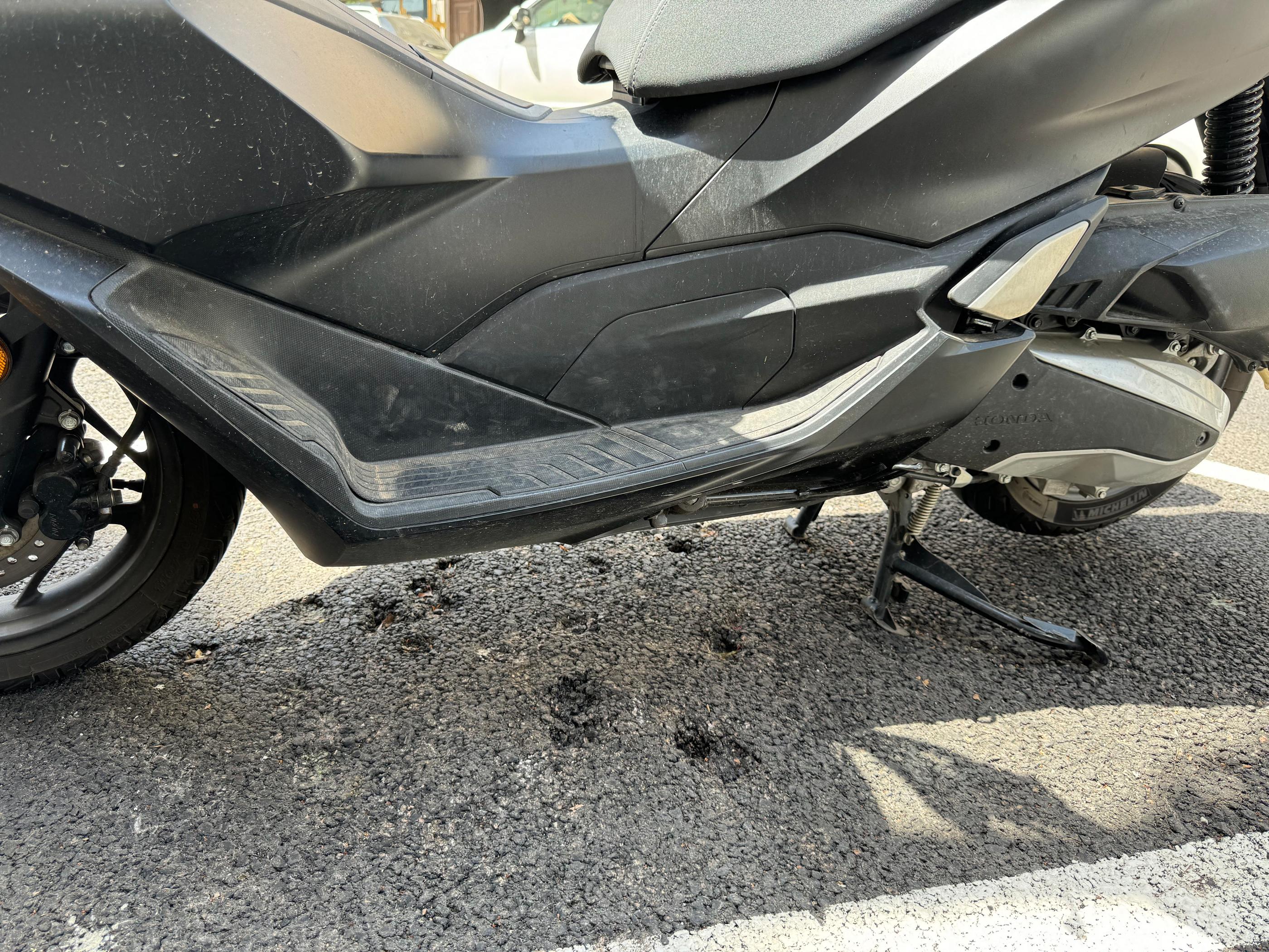 Sous l'effet des fortes chaleurs – des températures de 50°C ont été relevées au sol –, le bitume s'enfonce sous les béquilles des scooters. PhotoPQR/Corse Matin/Jean-Philippe Scapula