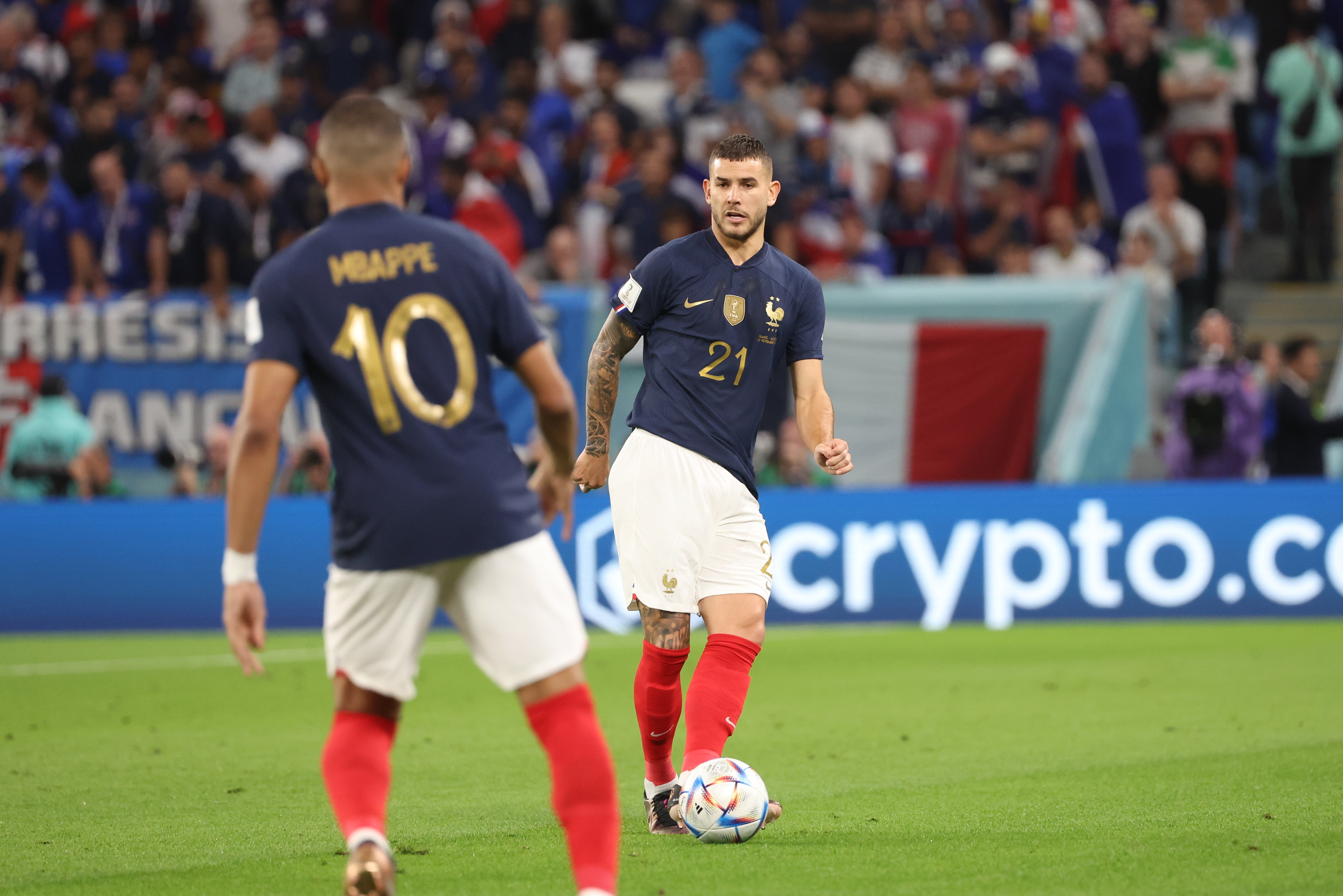Coéquipiers en équipe de France, Lucas Hernandez et Kylian Mbappé pourraient se retrouver sous les couleurs du PSG la saison prochaine si le défenseur venait à changer d'air. LP/Arnaud Journois