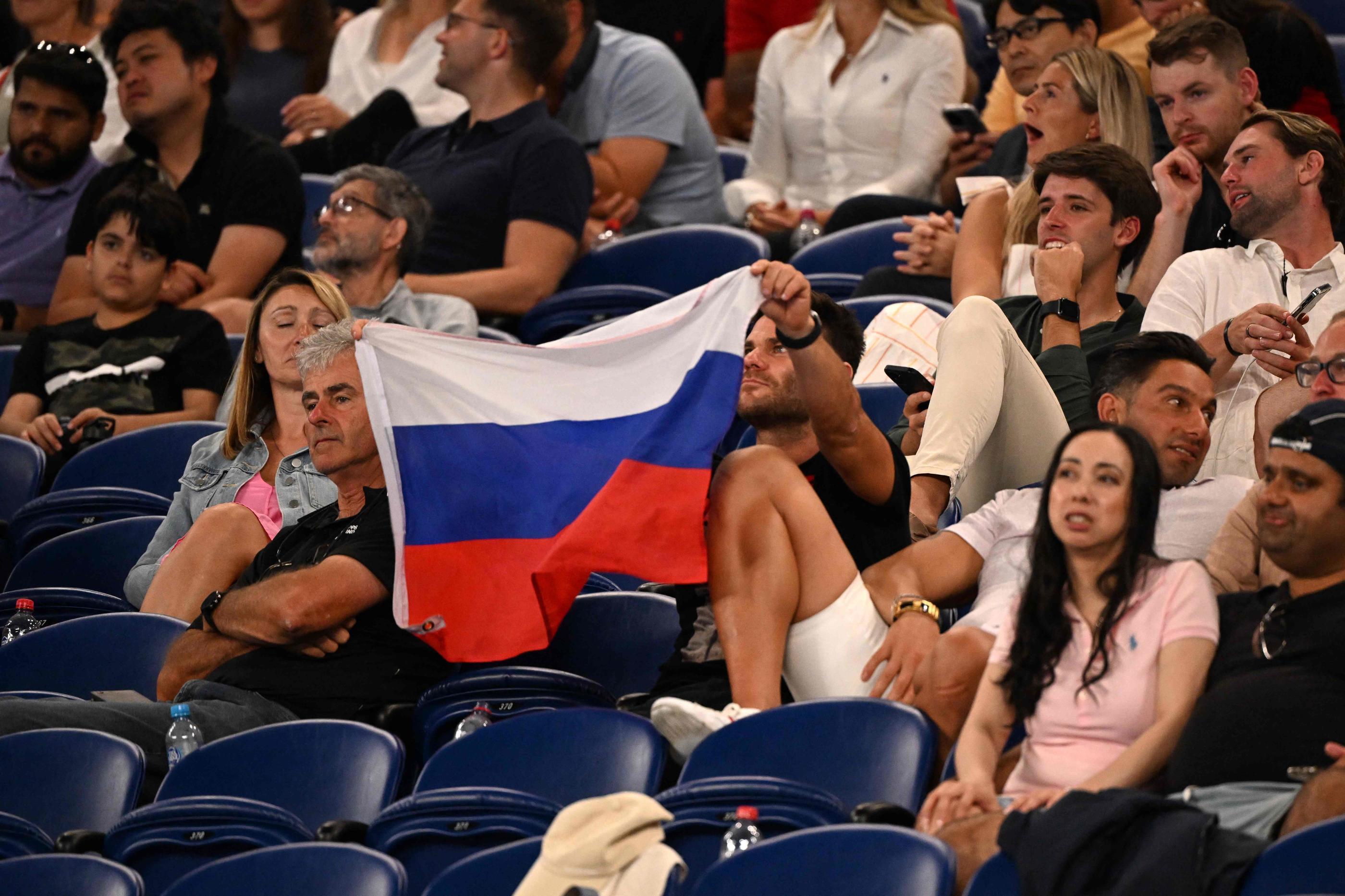 Un supporter avait brandi un drapeau de la Russie lors du premier tour entre Daniil Medvedev et Marcos Giron. AFP/William West