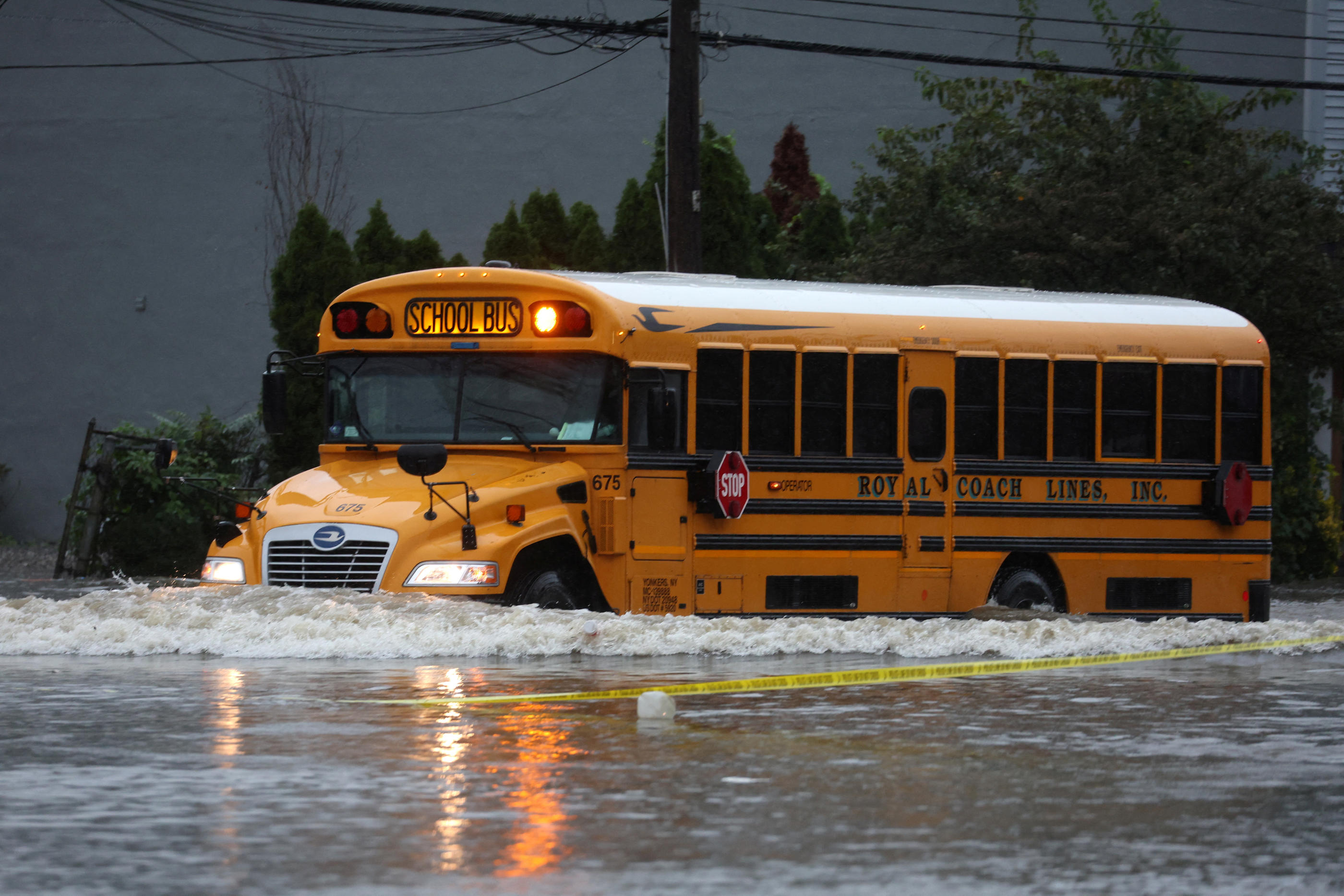 Les bus scolaires sont parvenus à passer dans le quartier de Larchmont, malgré la pluie qui s'est abattue sur New York. REUTERS/Mike Segar