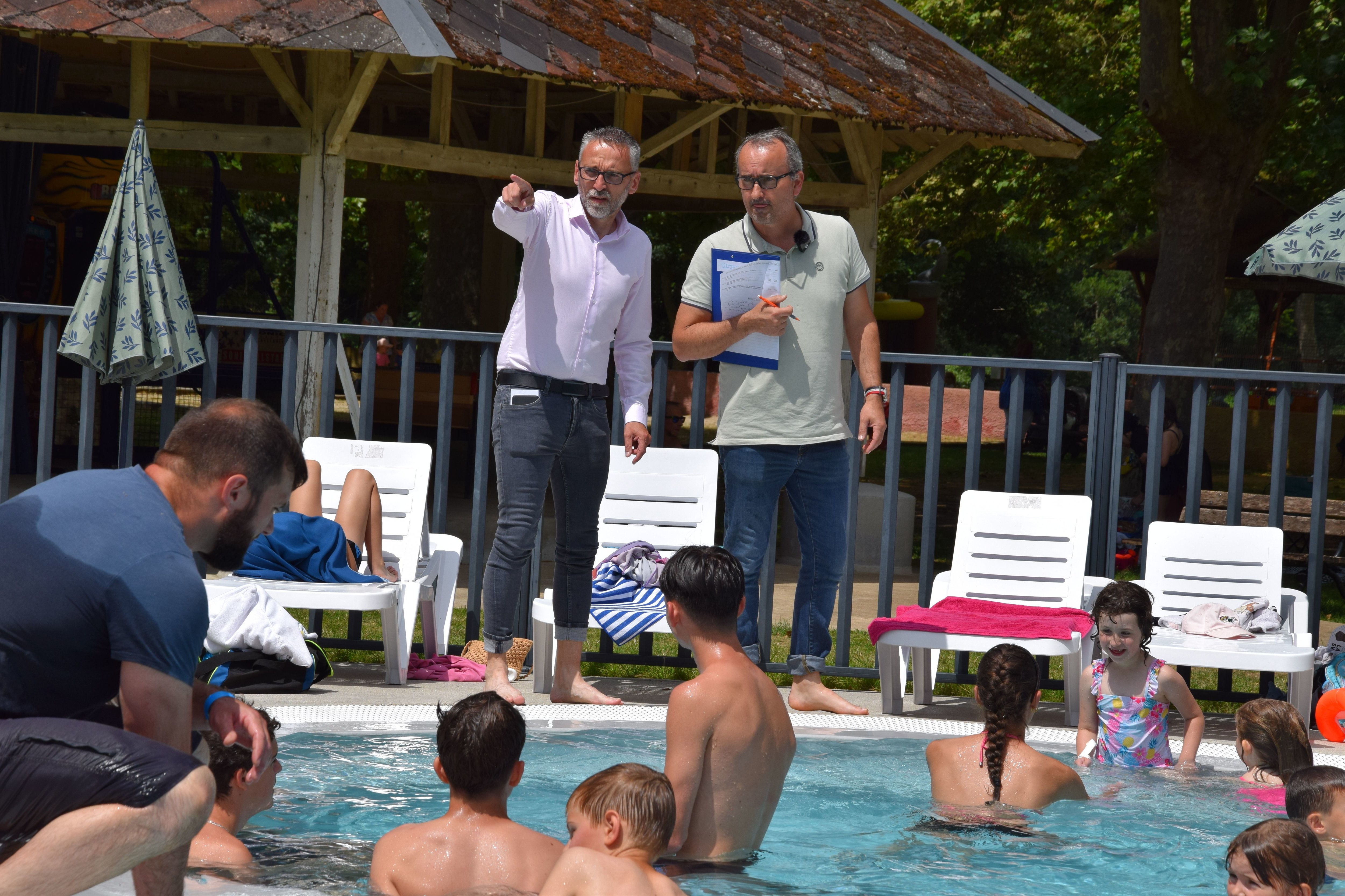 Chaque été, Benoit Gasnier (debout à droite), du service départemental jeunesse et sports d'Eure-et-Loir, contrôle les lieux de baignade du département. Il est ici assisté par Vincent Poulin, conseiller de la directrice académique. LP/Christophe Blondel