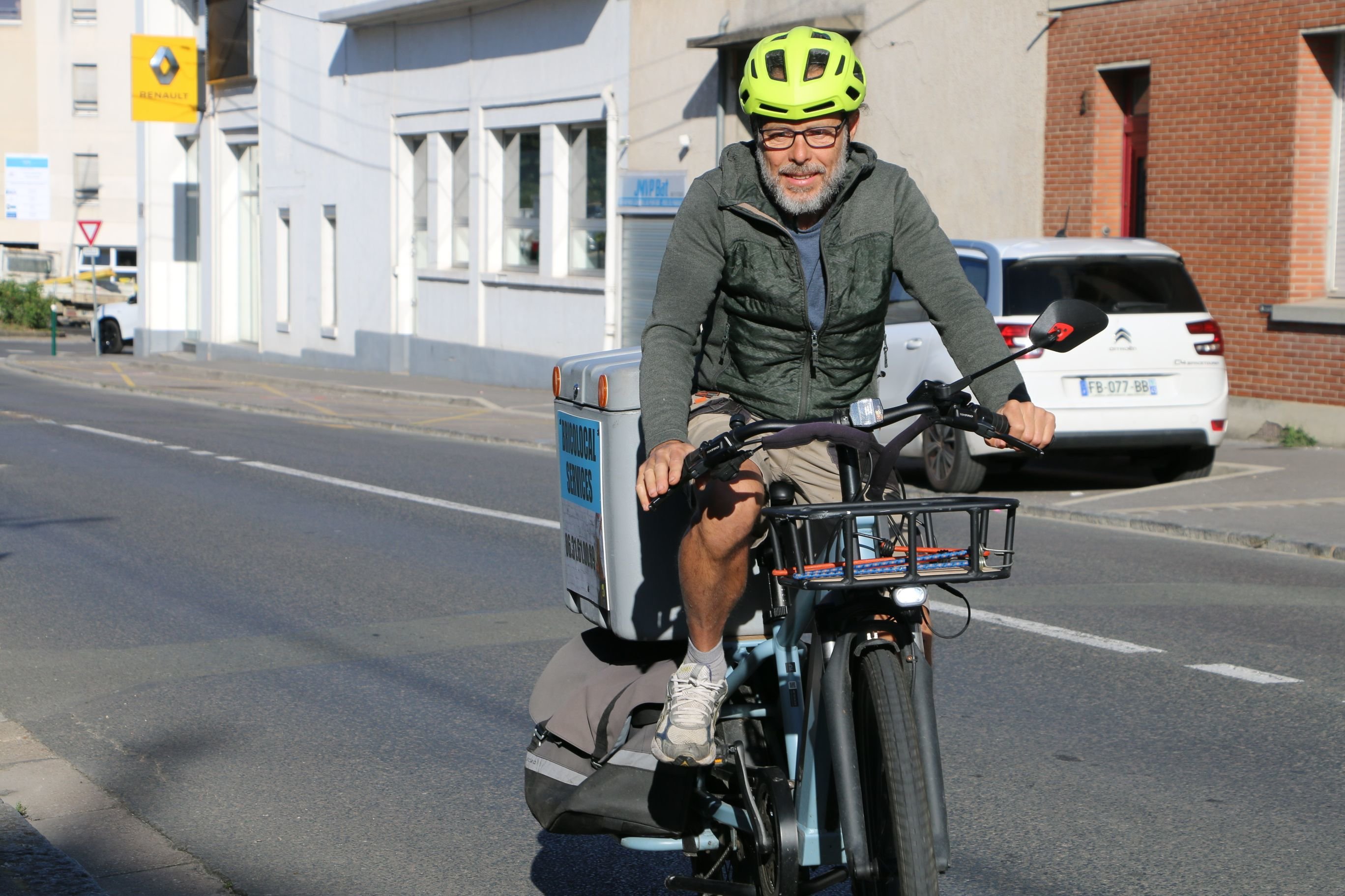 Clermont (Oise), 10 août 2023. Qu’il vente ou qu’il pleuve, Thierry Louis réalise ses trajets professionnels en vélo-cargo, avec son matériel dans la malle à l'arrière. LP/Juliette Duclos