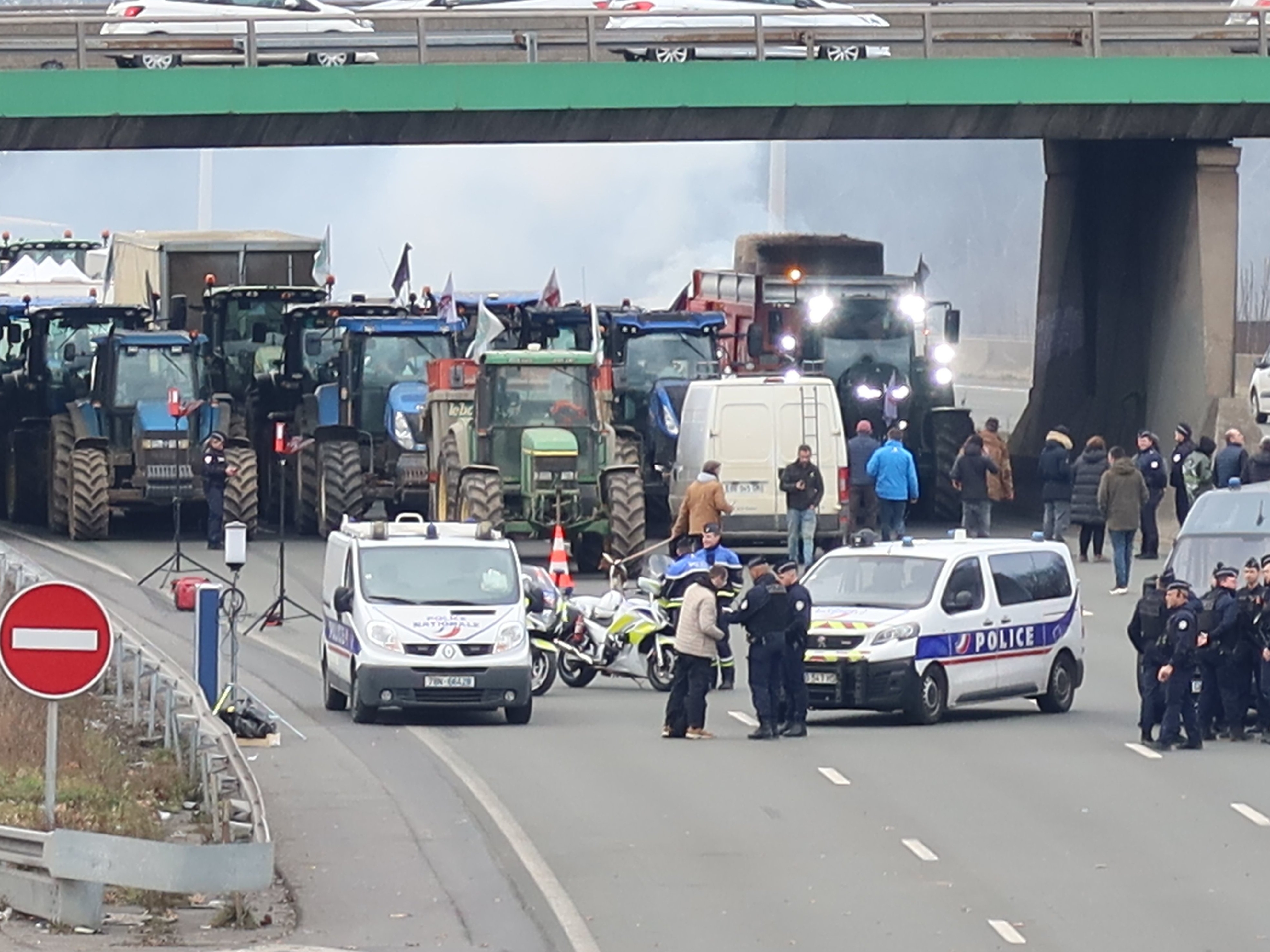Argenteuil (Vak-d'Oise), mercredi 31 janvier. Plusieurs automobilistes ont tenté de forcer le barrage des agriculteurs sur l'A15. L'un d'eux a été placé en garde à vue pour avoir en plus blessé une policière. LP/T.C.