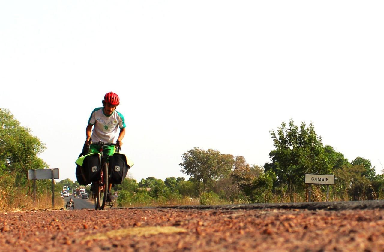 <b></b> Tim Dubois, ici sur les routes de Gambie, aura pédalé sur près de 14 000 km.