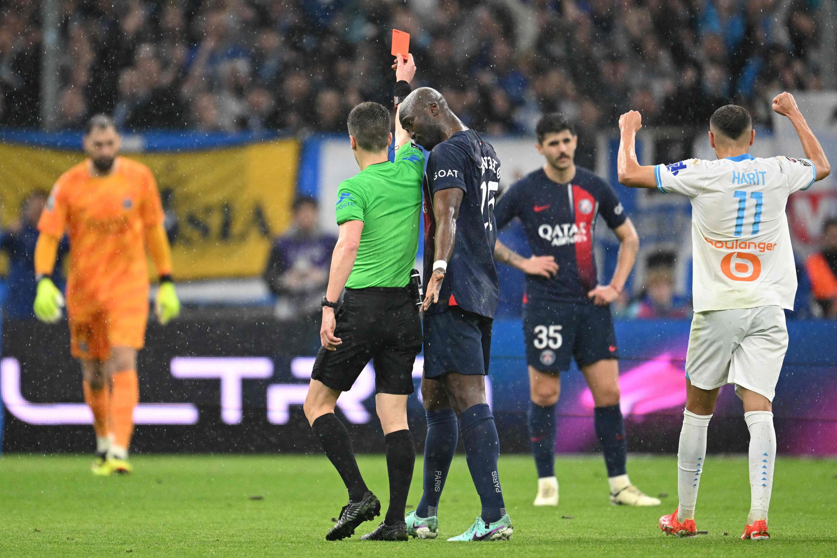 Lucas Beraldo (au fond) n'a pas compris la décision de Benoît Bastien. Danilo a lui été averti pour contestation. (Photo by NICOLAS TUCAT / AFP)