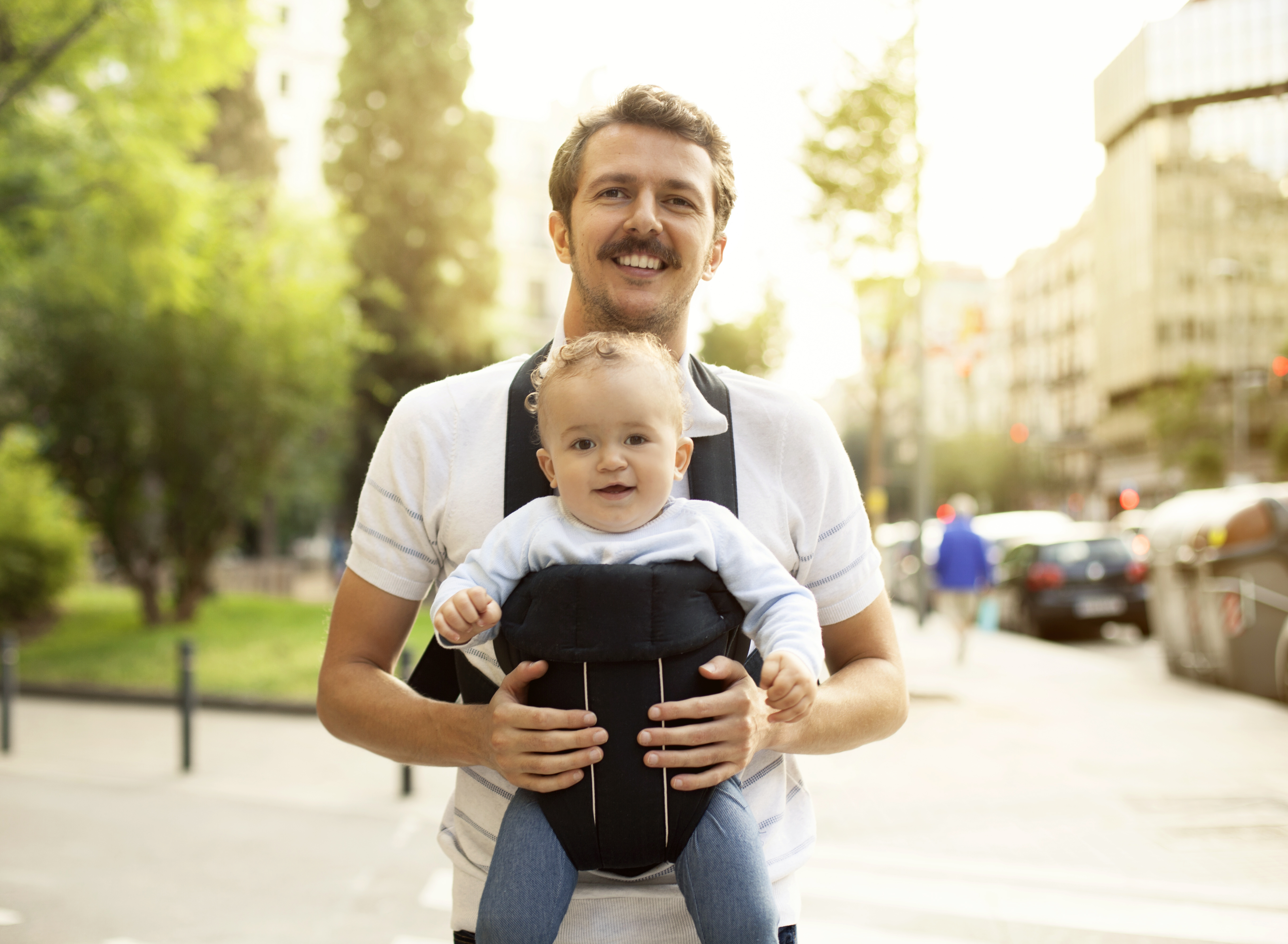 Porte Bebe Ou Echarpe De Portage Comment Choisir Le Parisien