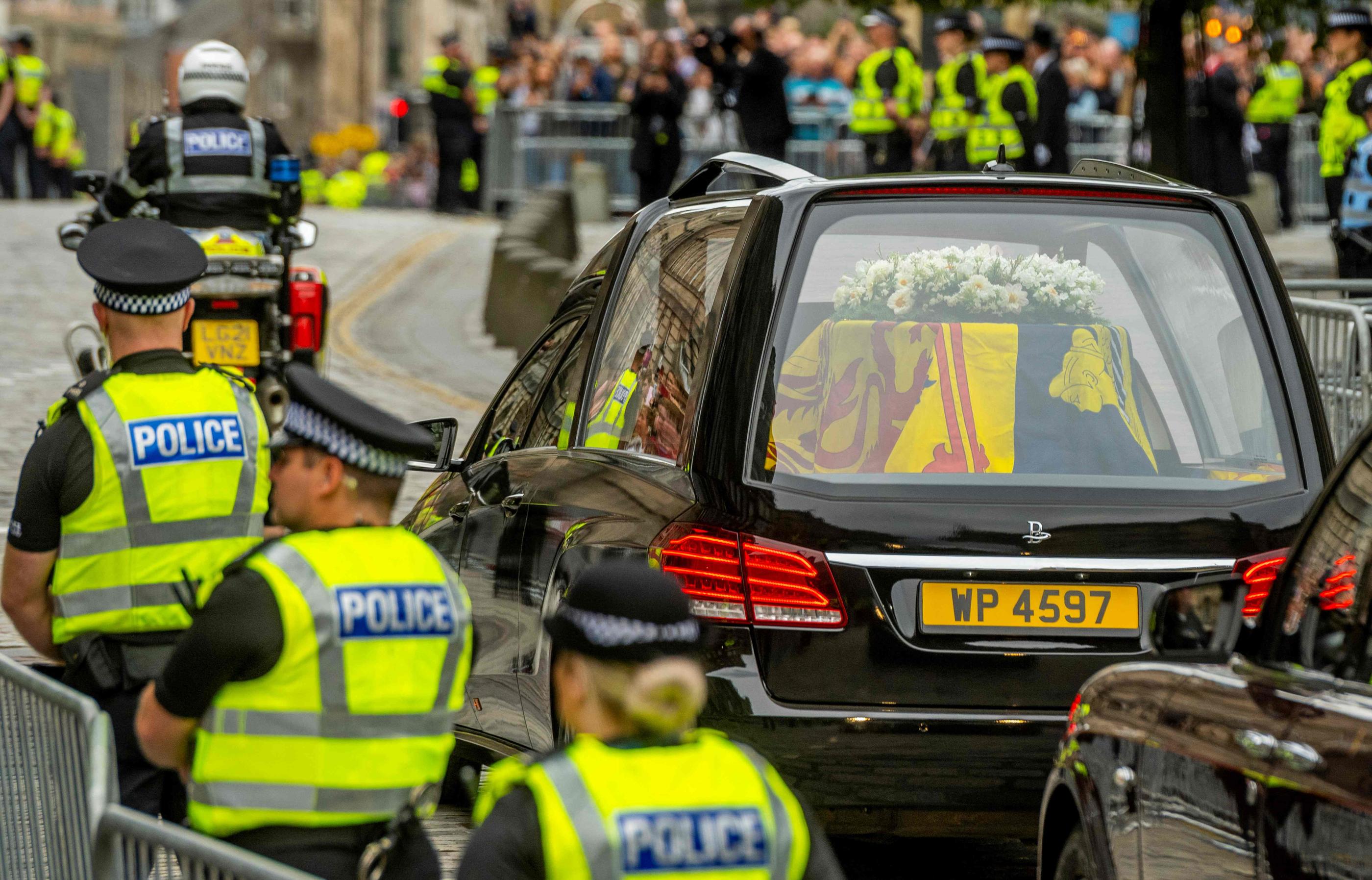 Le cercueil de la souveraine, ici dimanche à Edimbourg en Ecosse. Andrew O'Brien / POOL / AFP