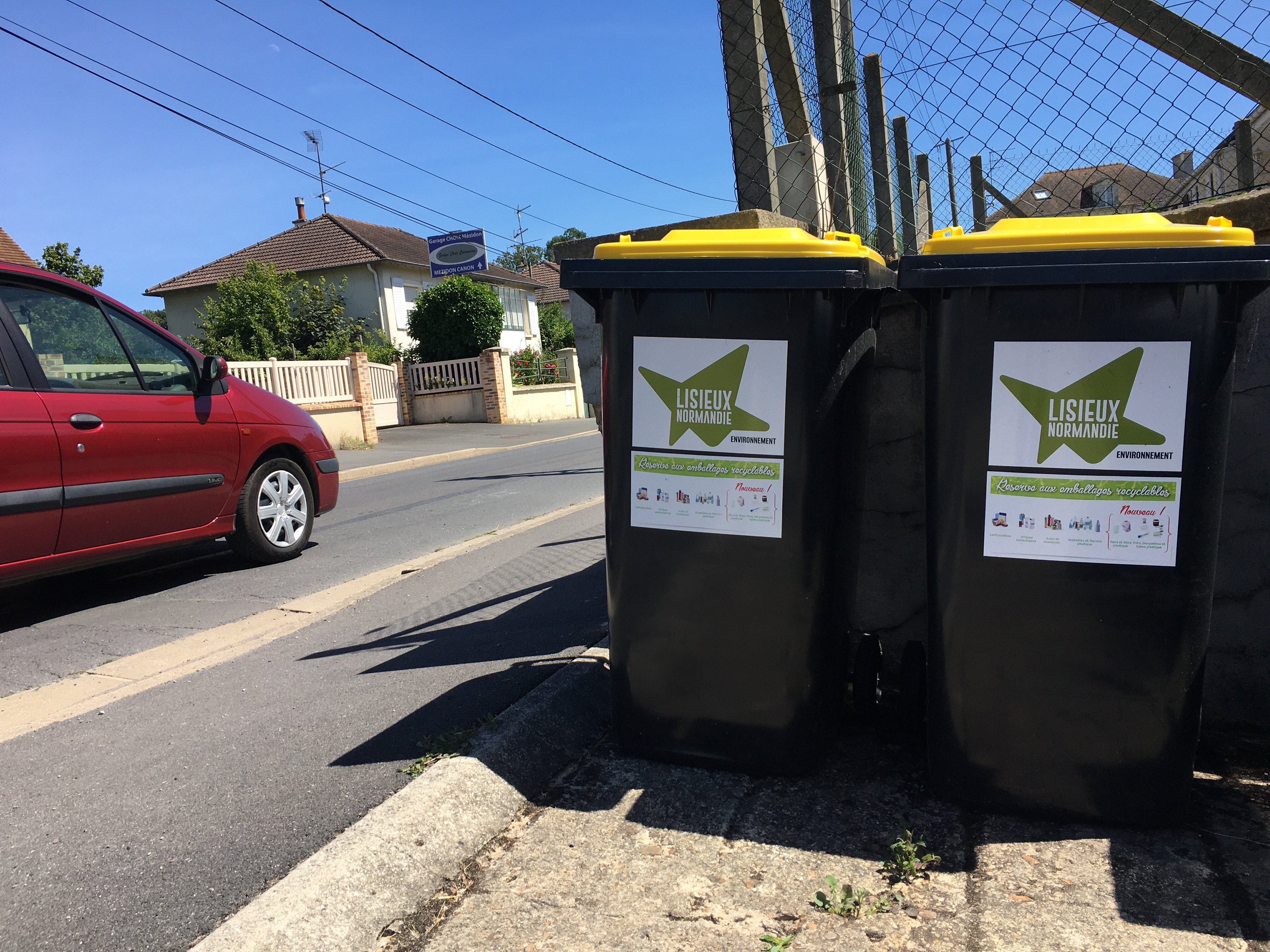 De nombreuses poubelles traditionnelles vont disparaître du paysage de Lisieux agglomération à compter de 2025, où le ramassage des ordures en porte à porte sera remplacé par un système d’apport volontaire dans des points de collecte. LP/Esteban Pinel