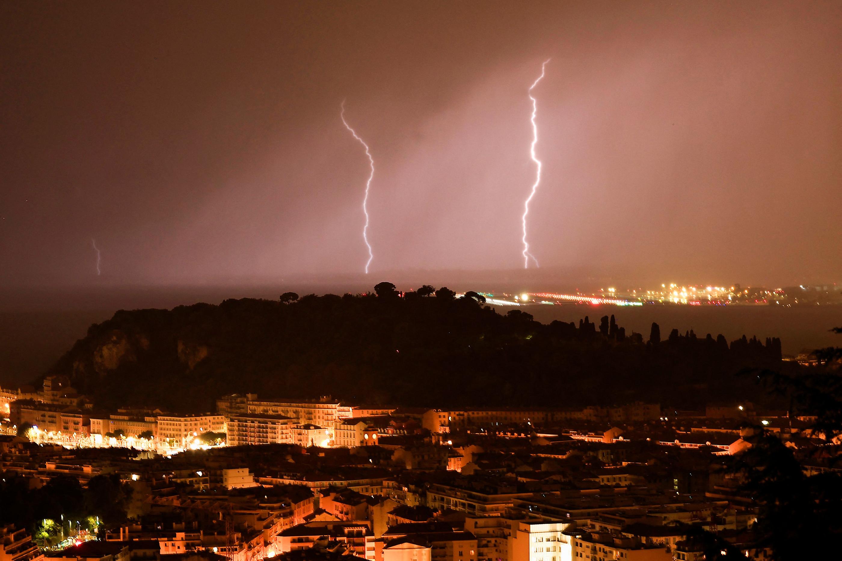 Nice (Alpes-Maritimes). Des éclairs frappent la région niçoise dans la nuit de mercredi à ce jeudi. AFP/Valery Hache